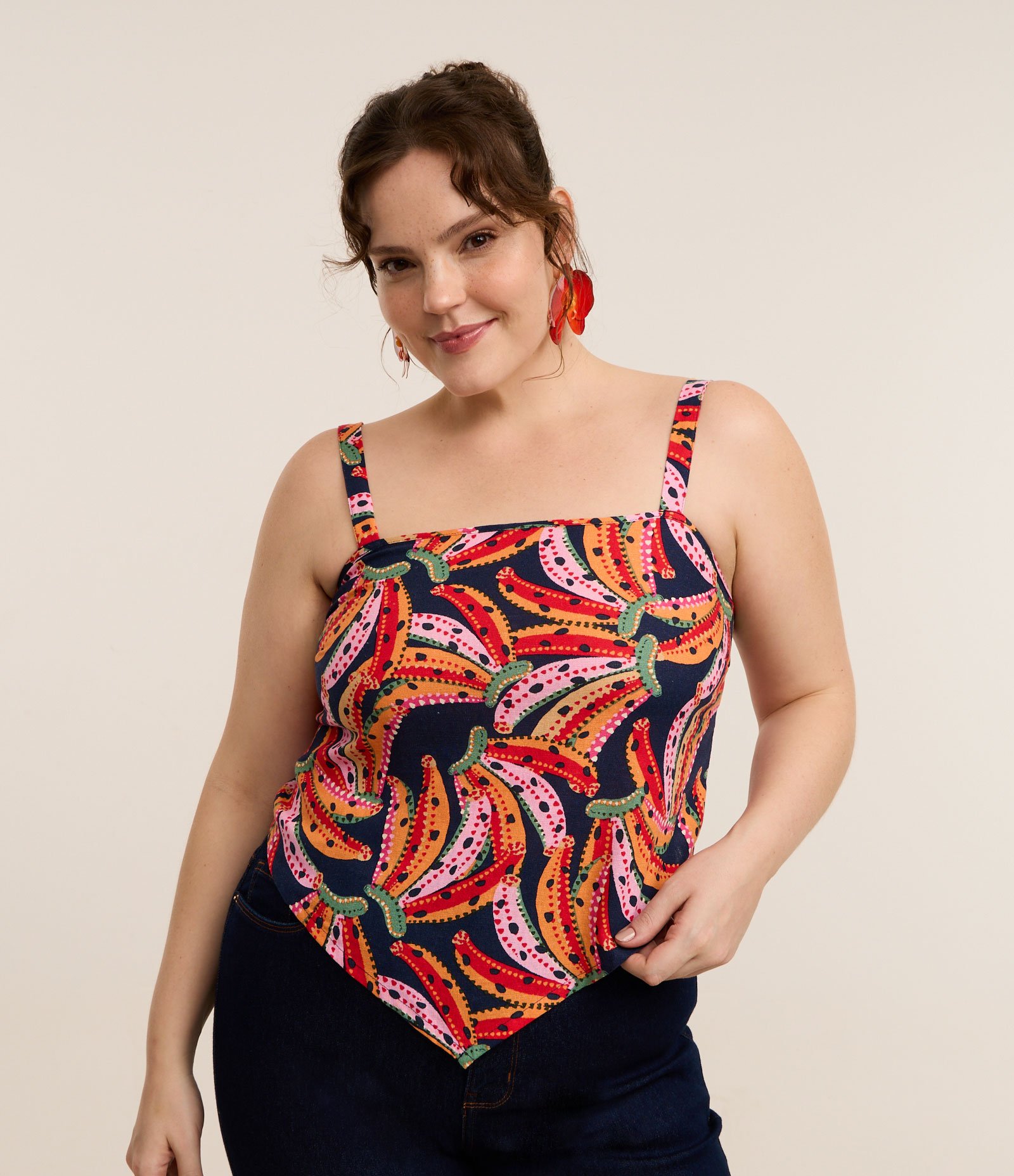 Blusa em Viscolinho com Estampa de Bananas Curve & Plus Size Multicores 1