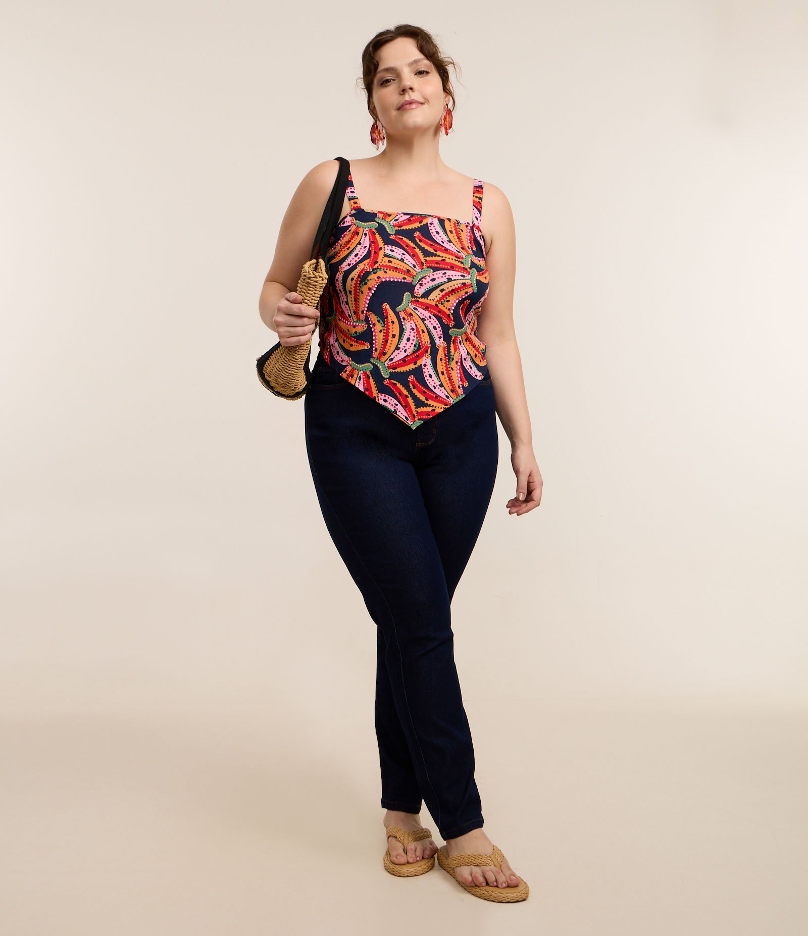 Blusa em Viscolinho com Estampa de Bananas Curve & Plus Size Multicores 2