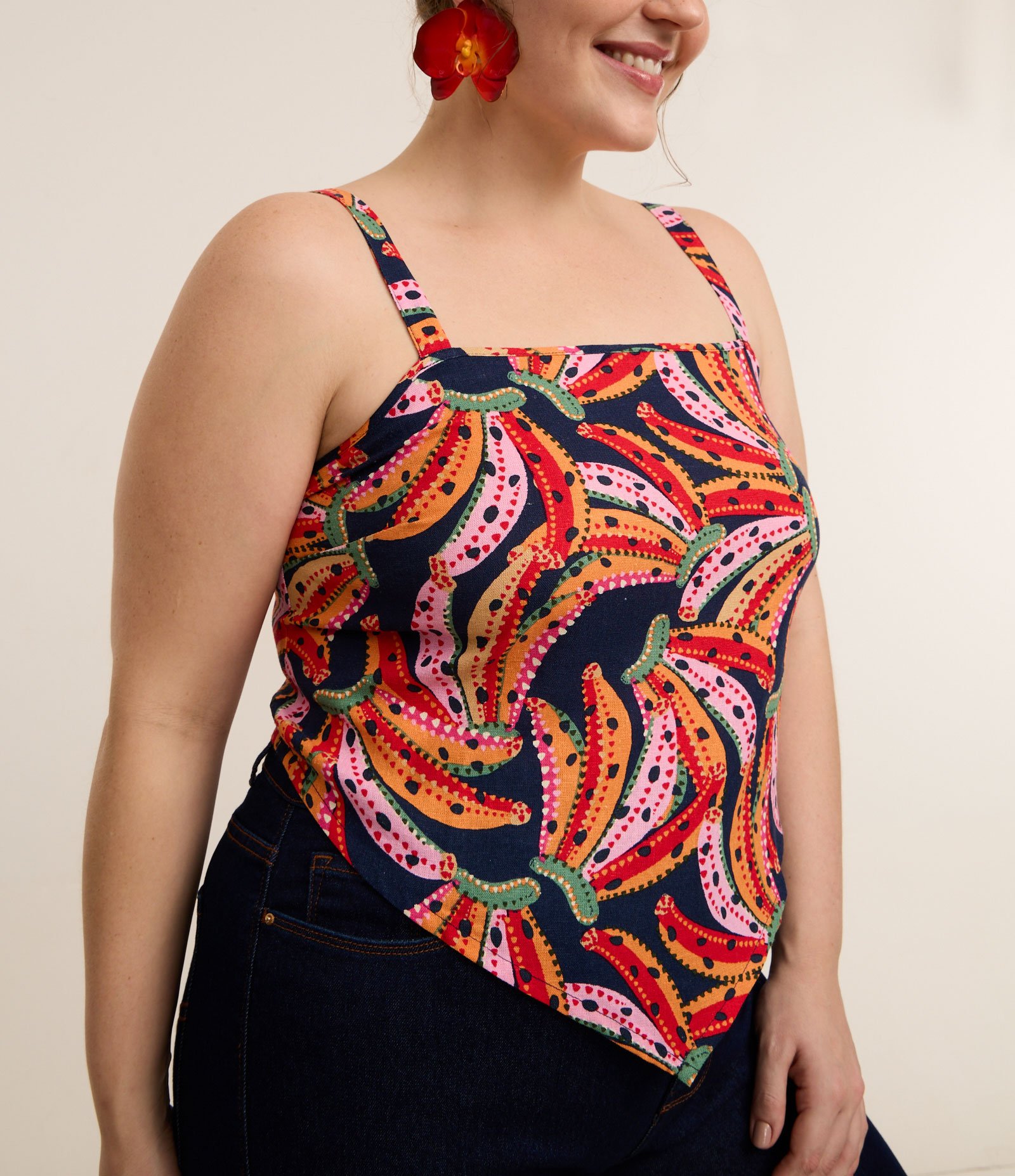 Blusa em Viscolinho com Estampa de Bananas Curve & Plus Size Multicores 3