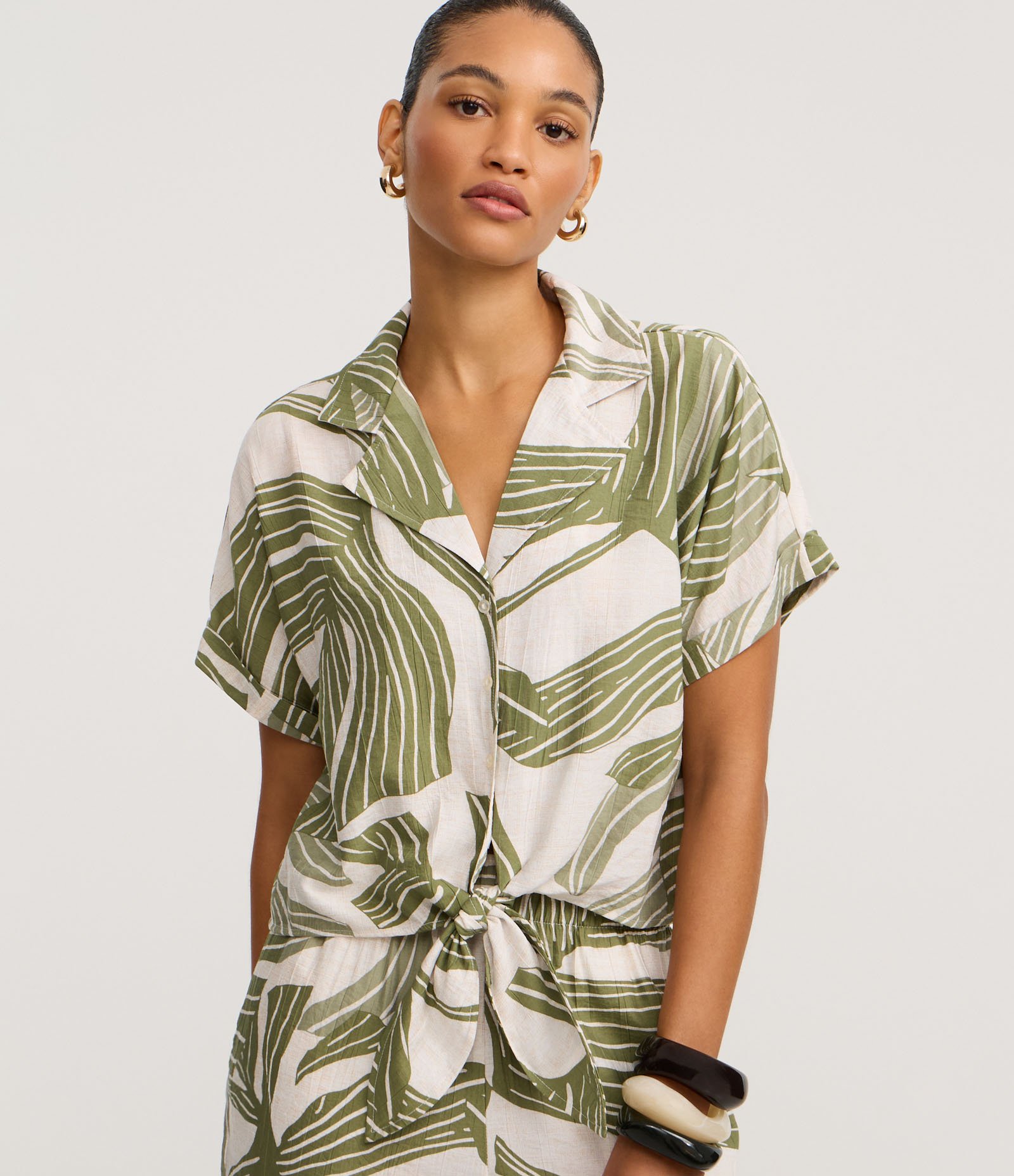 Camisa em Viscose com Gola Polo e Estampa Folhagem Verde/Off White 1