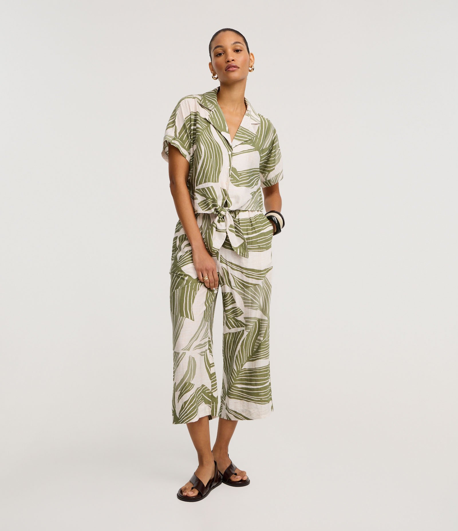 Camisa em Viscose com Gola Polo e Estampa Folhagem Verde/Off White 2