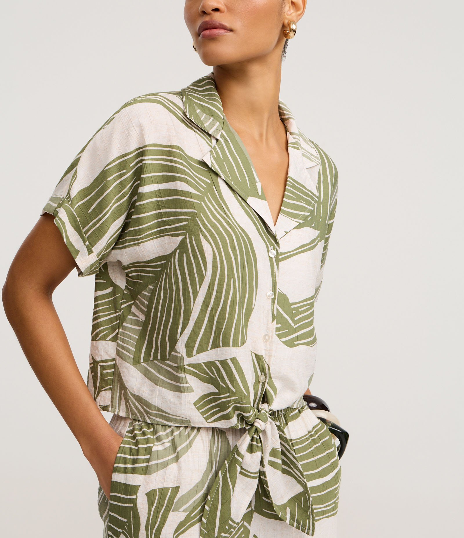 Camisa em Viscose com Gola Polo e Estampa Folhagem Verde/Off White 4