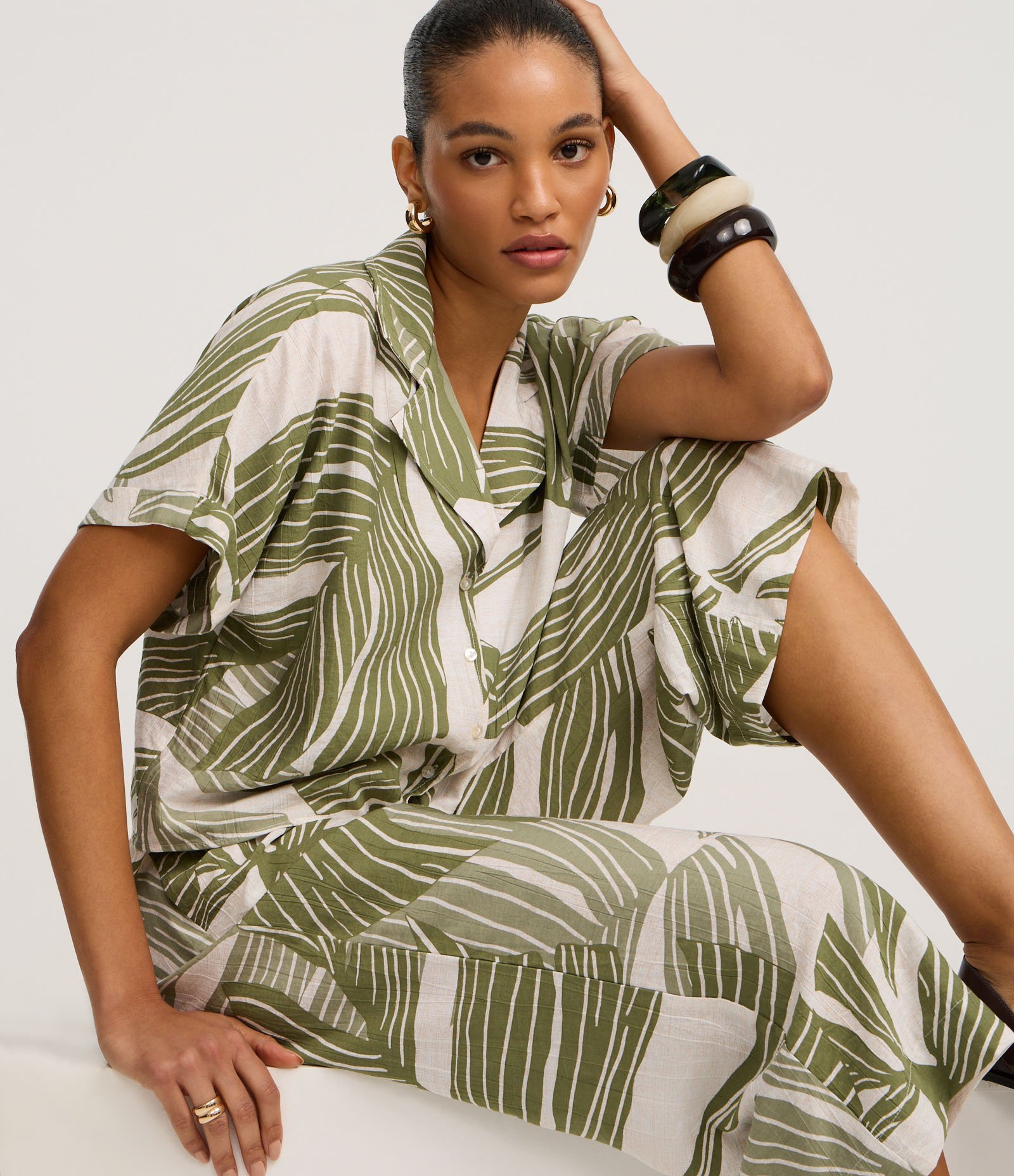 Camisa em Viscose com Gola Polo e Estampa Folhagem Verde/Off White 5