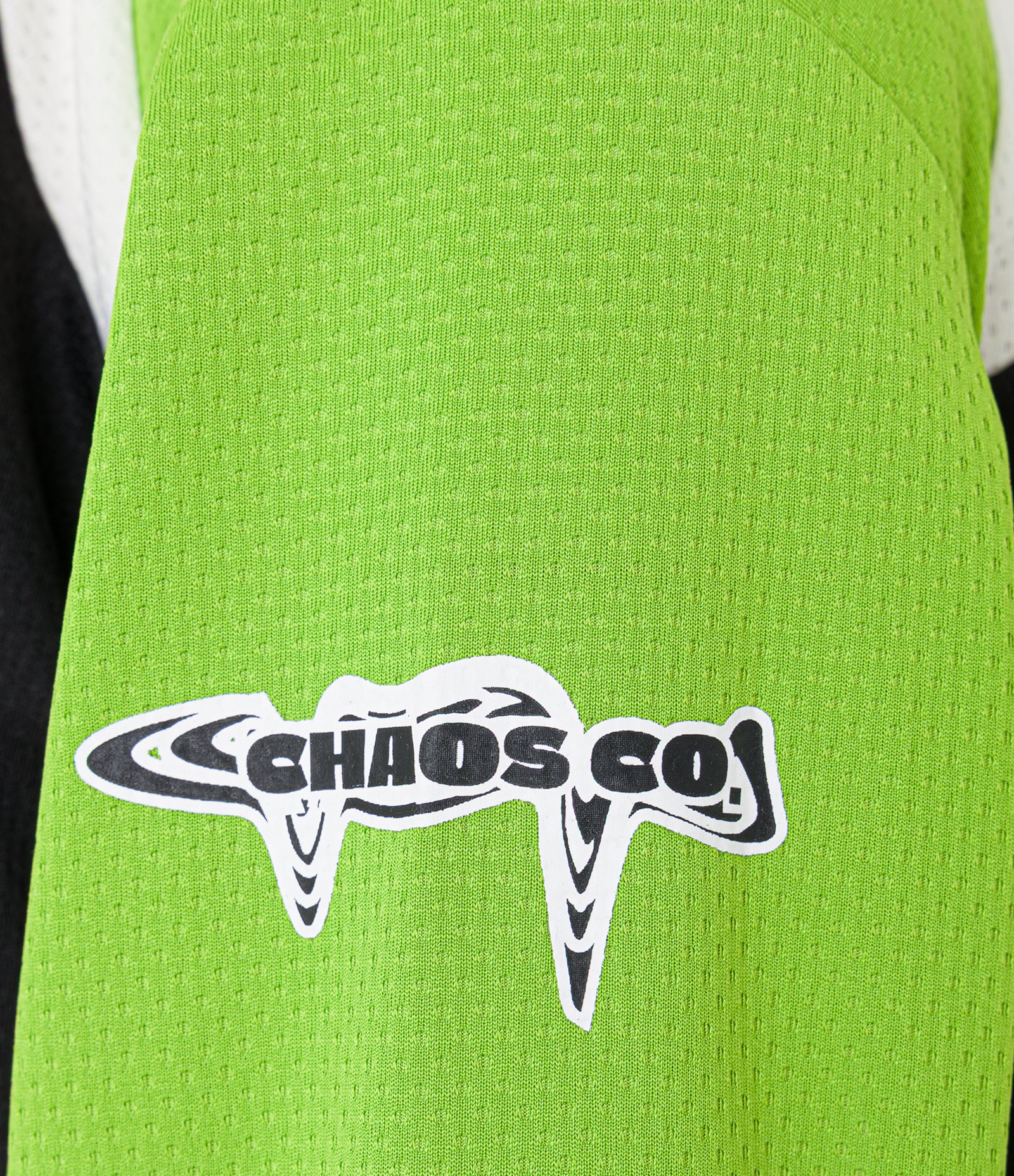 Camiseta Boxy com Estampa Localizada e Detalhes Contrastantes Preto 10