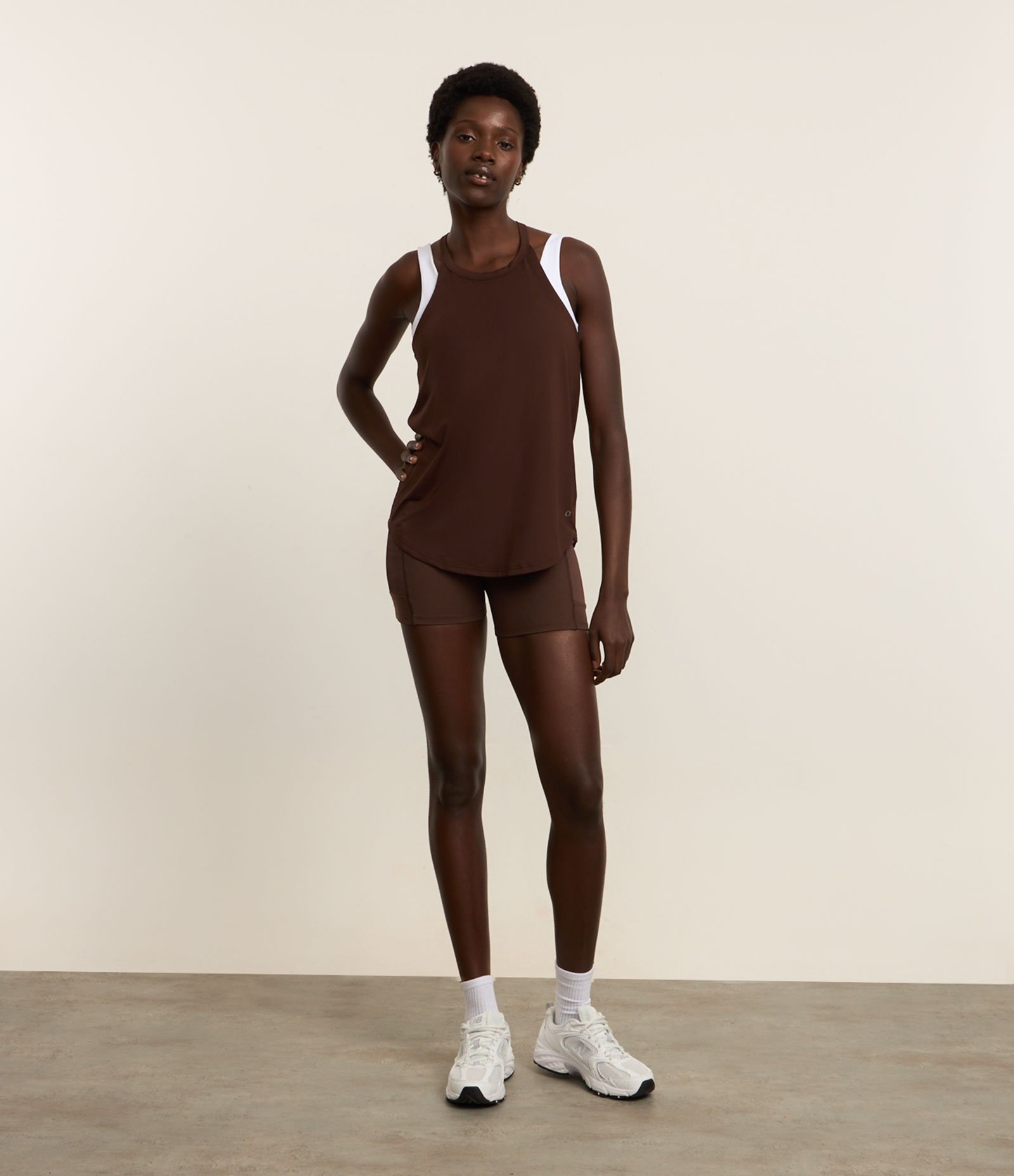 Regata Esportiva em Microfibra com Alças Finas Marrom Escuro 3