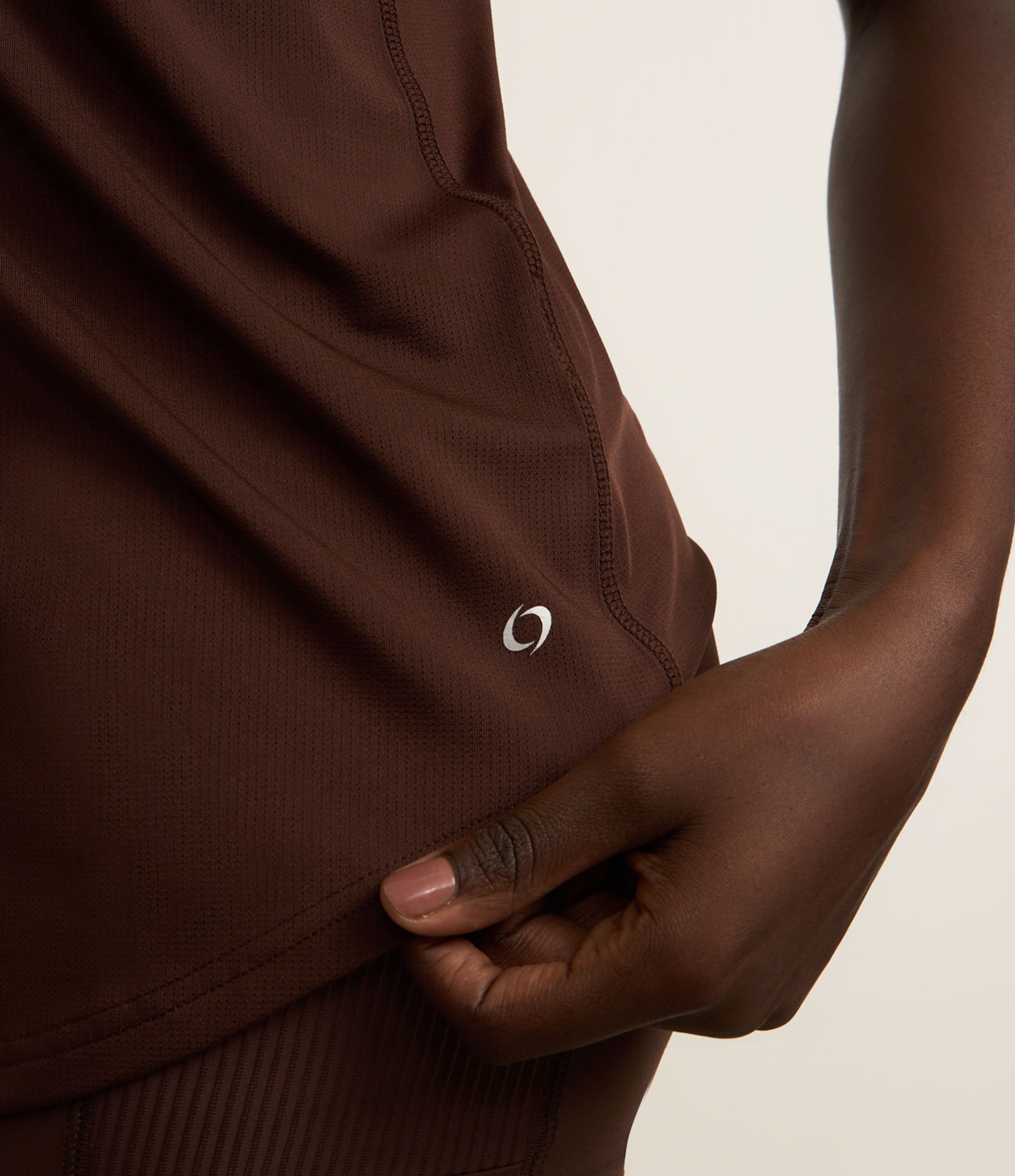 Regata Esportiva em Microfibra com Alças Finas Marrom Escuro 4