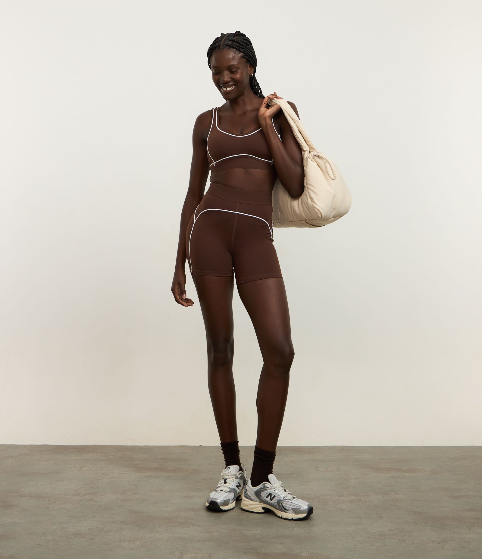 Bermuda Esportiva em Microfibra com Viés Contrastante Marrom 1