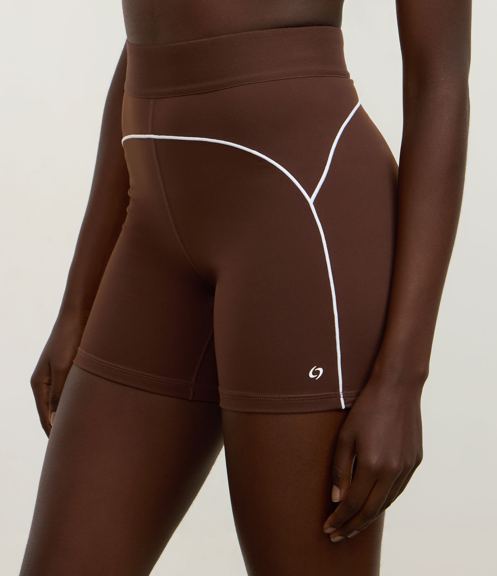 Bermuda Esportiva em Microfibra com Viés Contrastante Marrom 2