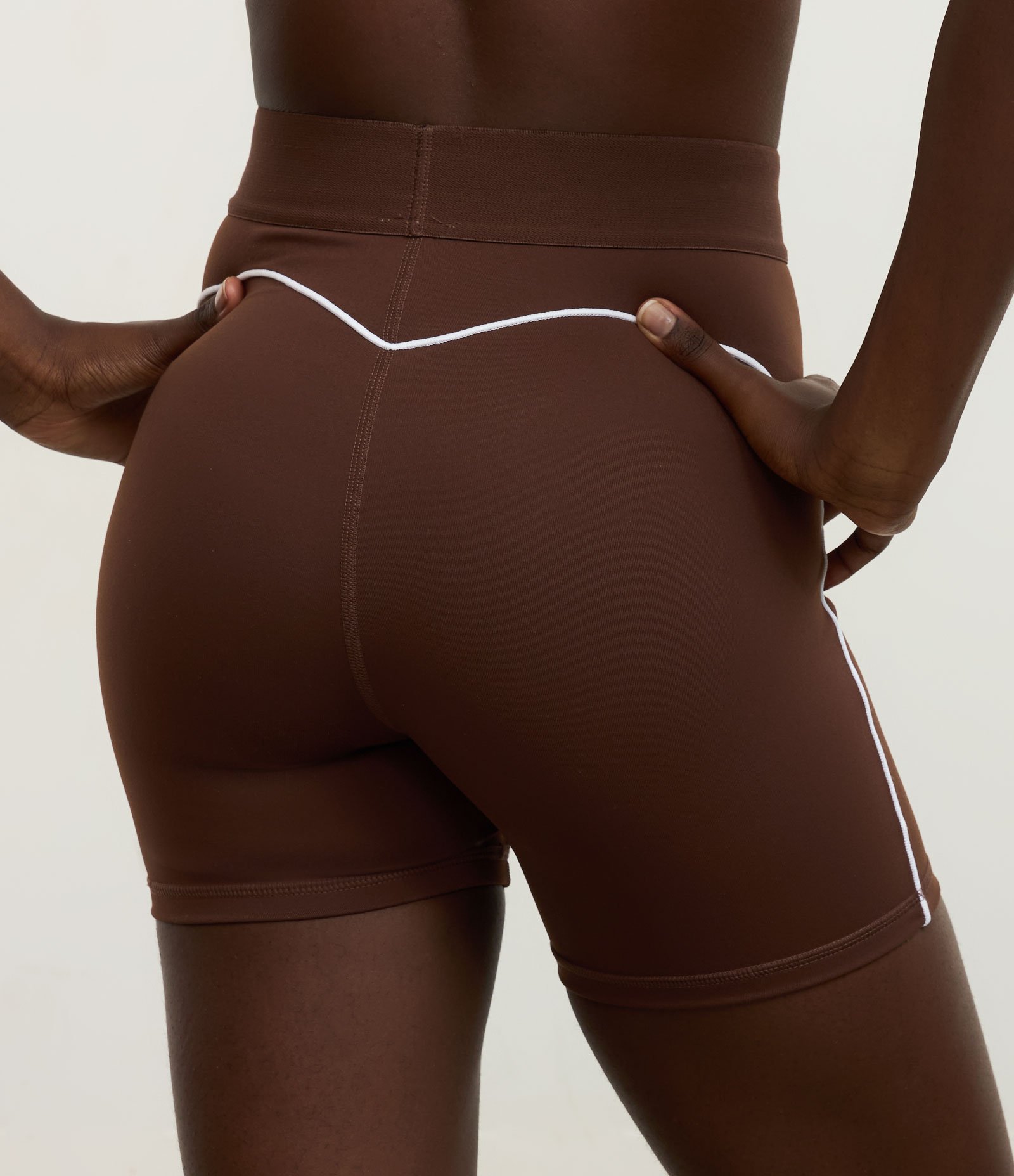 Bermuda Esportiva em Microfibra com Viés Contrastante Marrom 4