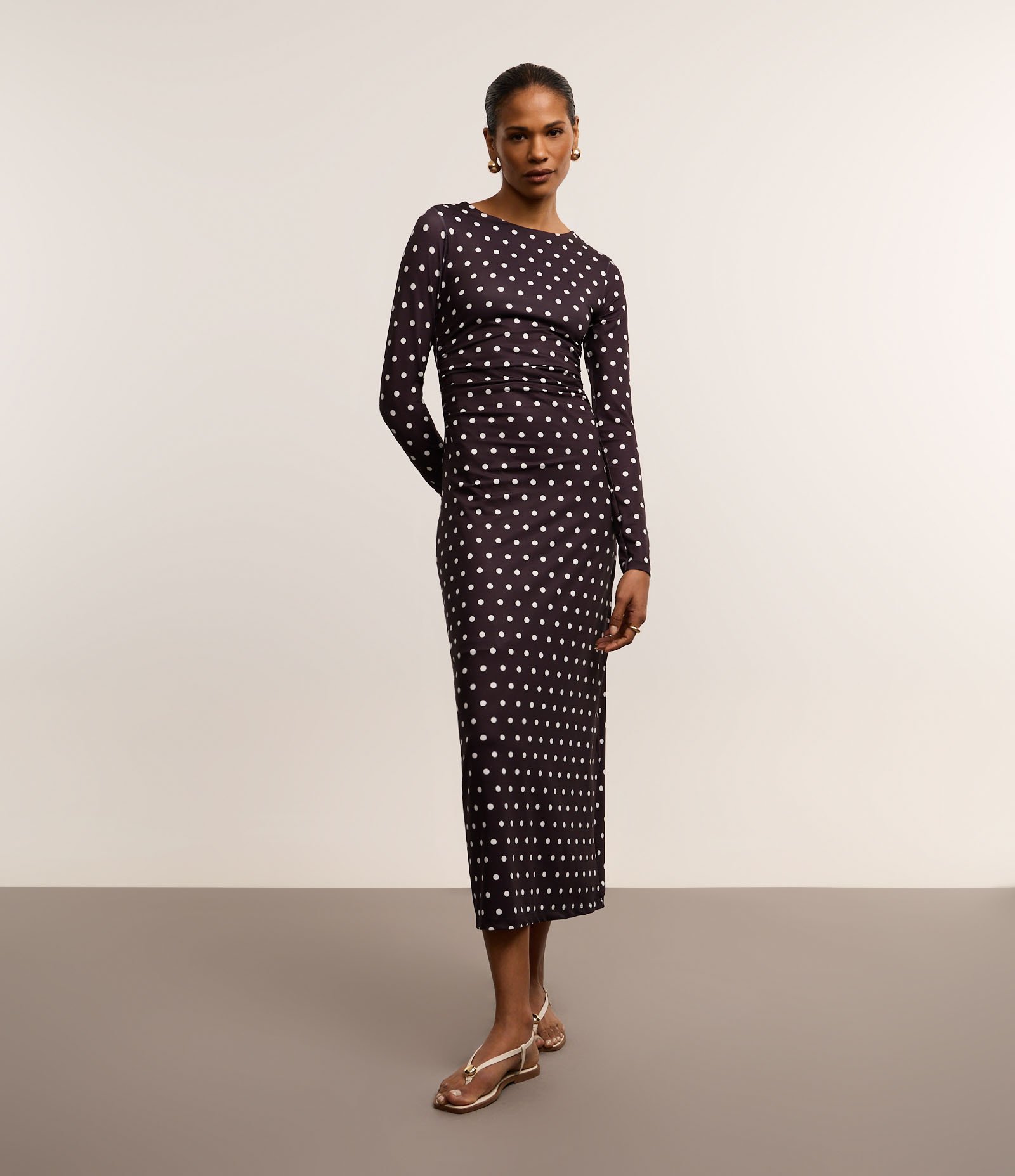 Vestido Evasê Midi em Jersey com Decote Degagê e Estampa Poá Preto/Branco 1