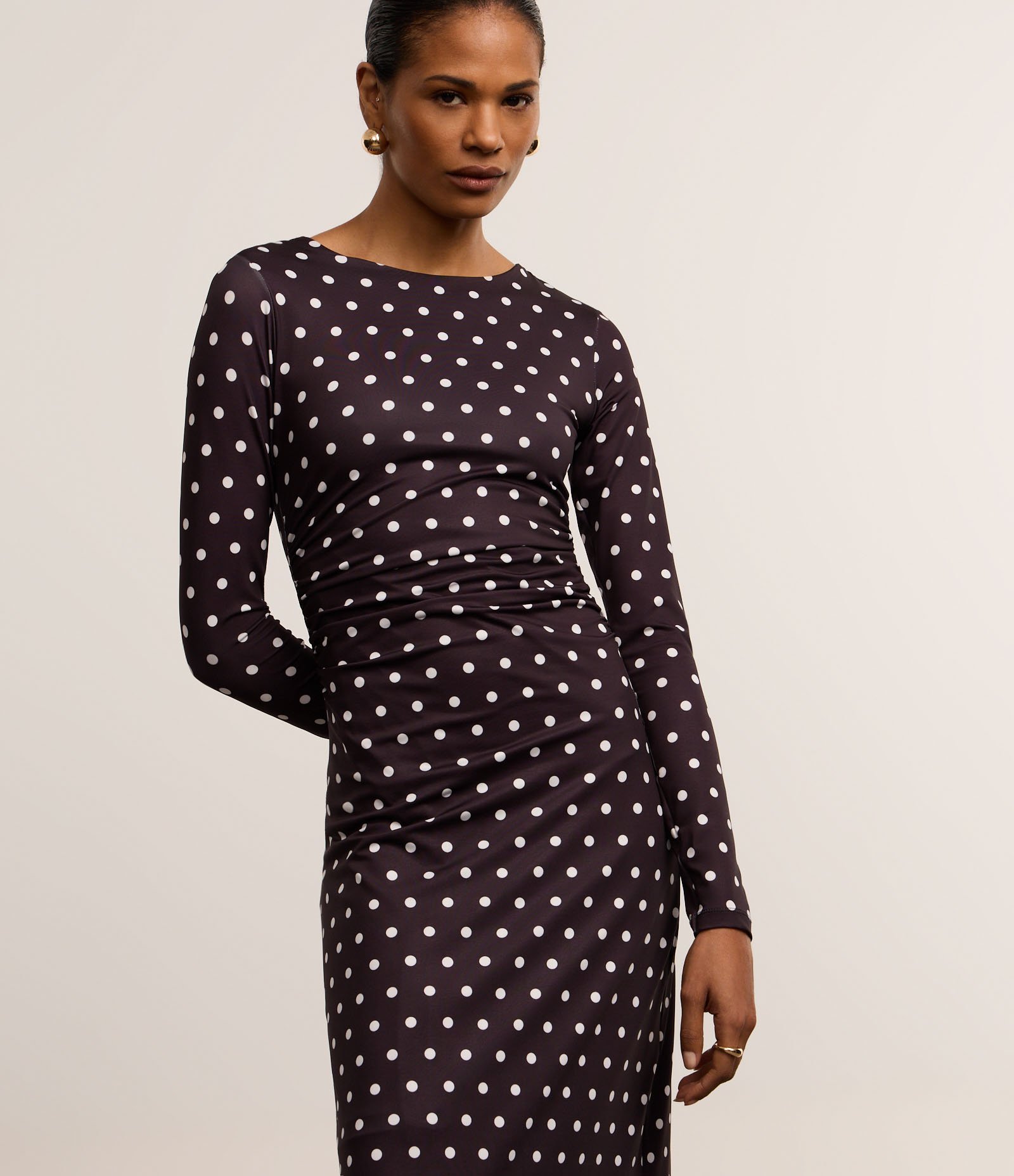 Vestido Evasê Midi em Jersey com Decote Degagê e Estampa Poá Preto/Branco 2