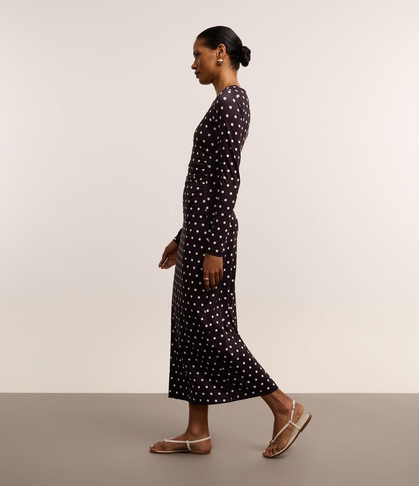 Vestido Evasê Midi em Jersey com Decote Degagê e Estampa Poá Preto/Branco 4