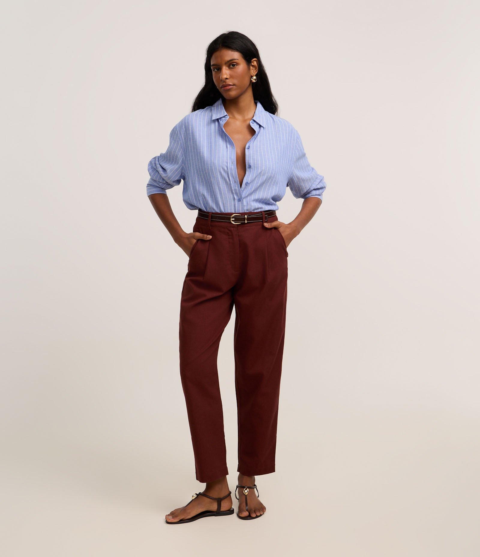 Calça Cenoura Cintura Alta em Viscolinho com Cinto de PU Marrom 1