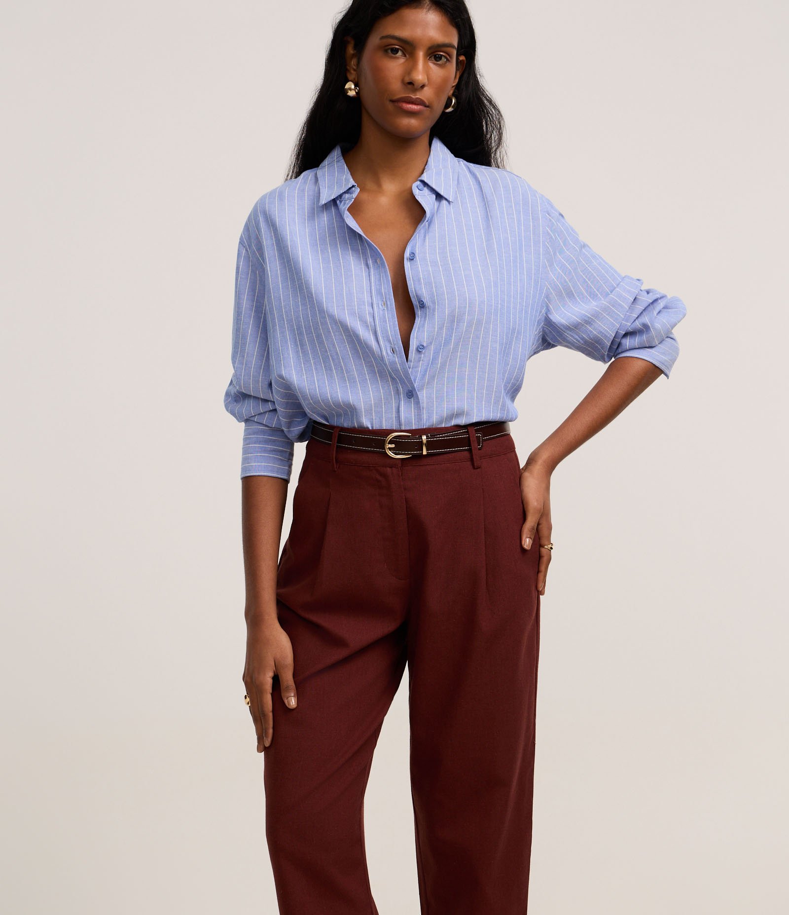 Calça Cenoura Cintura Alta em Viscolinho com Cinto de PU Marrom 2