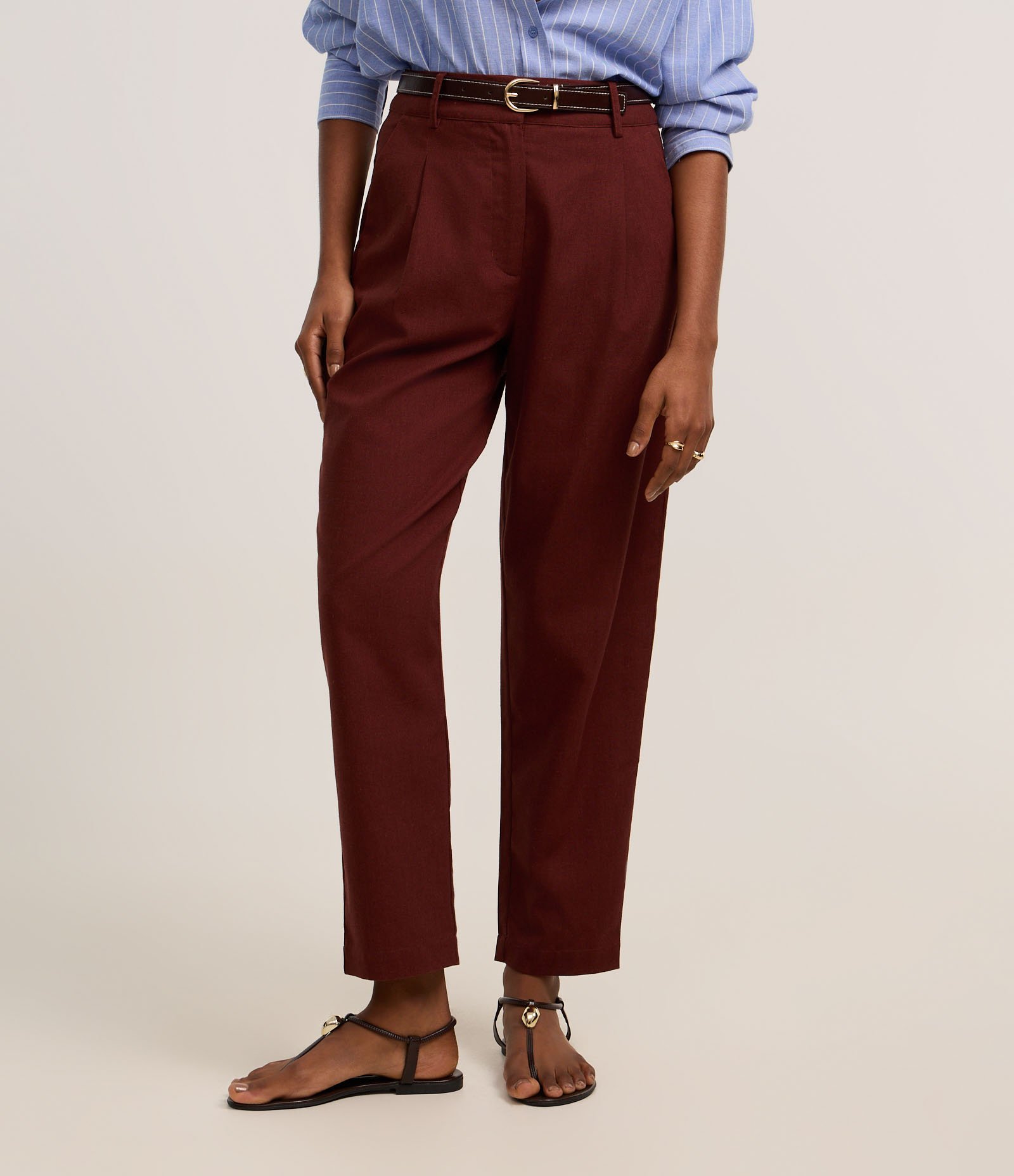 Calça Cenoura Cintura Alta em Viscolinho com Cinto de PU Marrom 3