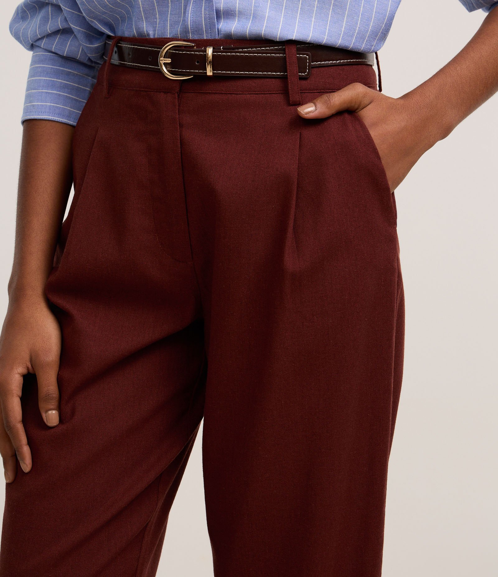 Calça Cenoura Cintura Alta em Viscolinho com Cinto de PU Marrom 4