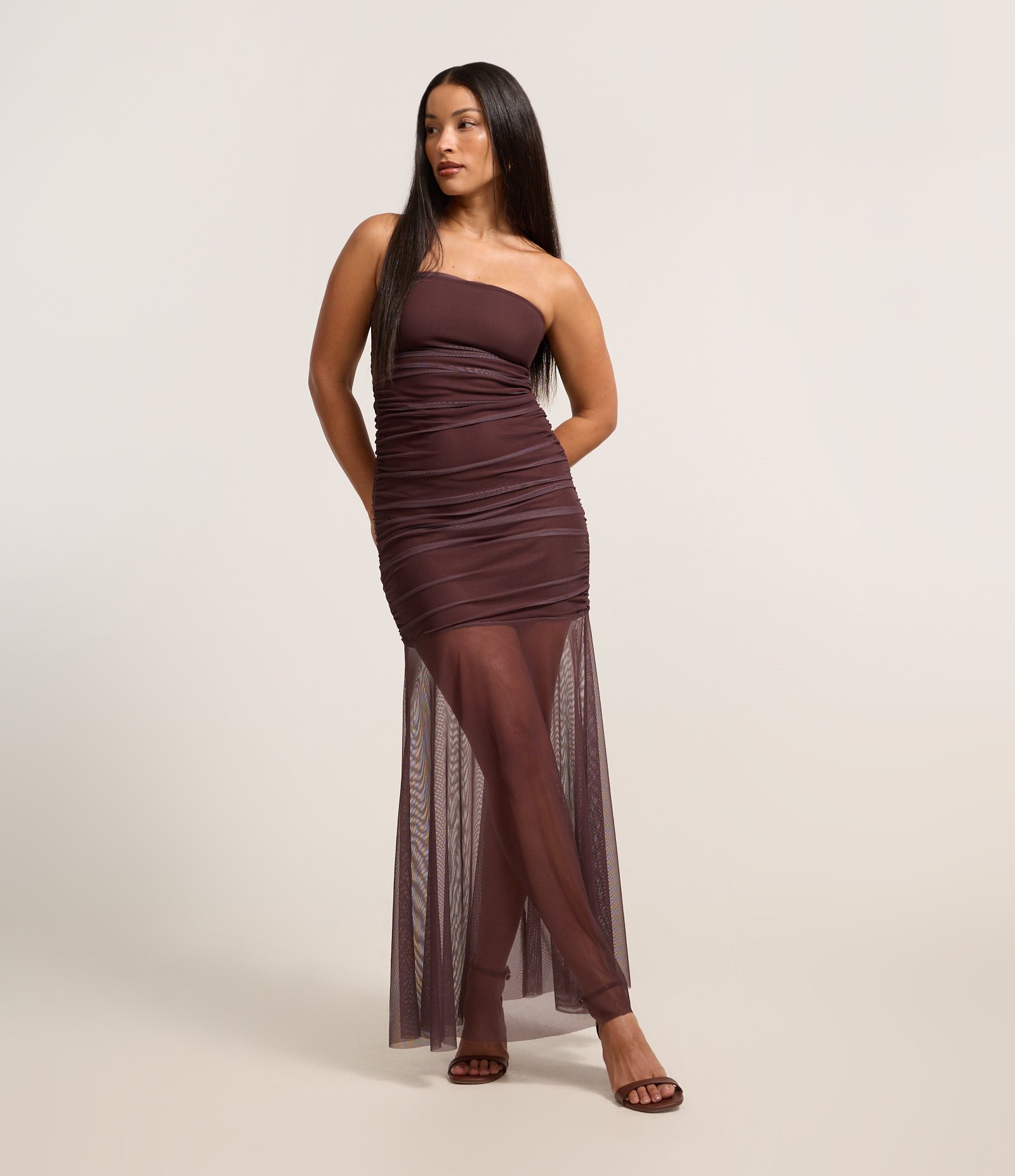 Vestido Longo em Tule com Franzido e Forro Curto Marrom 1