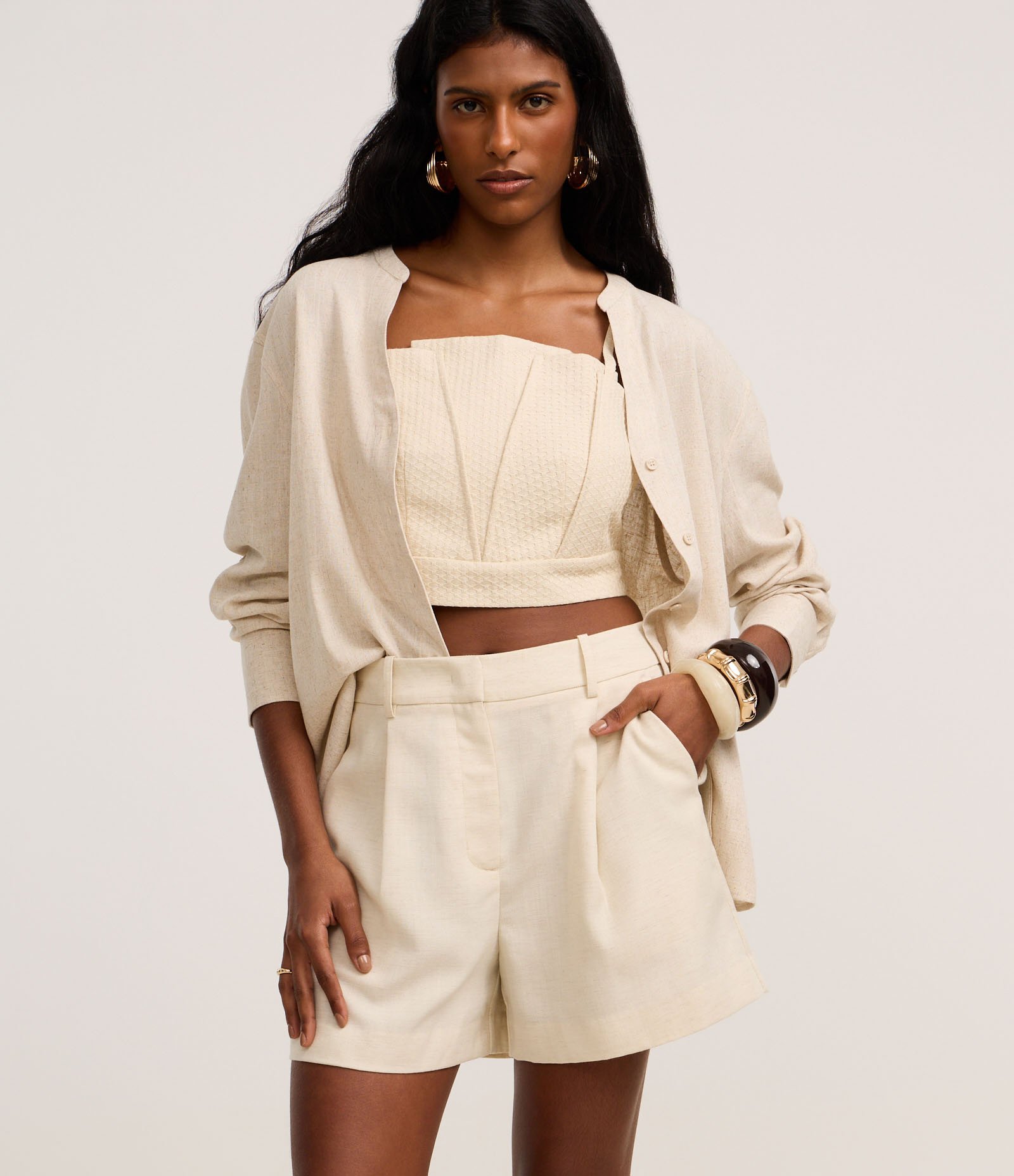 Short em com Pregas com Bolso Falso Bege 2