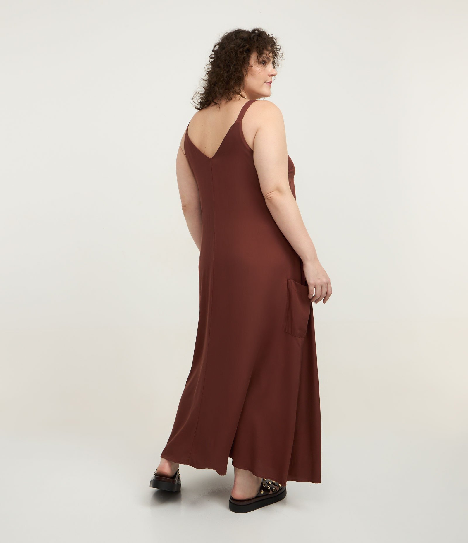 Vestido Longo Regata em Viscose com Bolsos Curve & Plus Size Marrom 4
