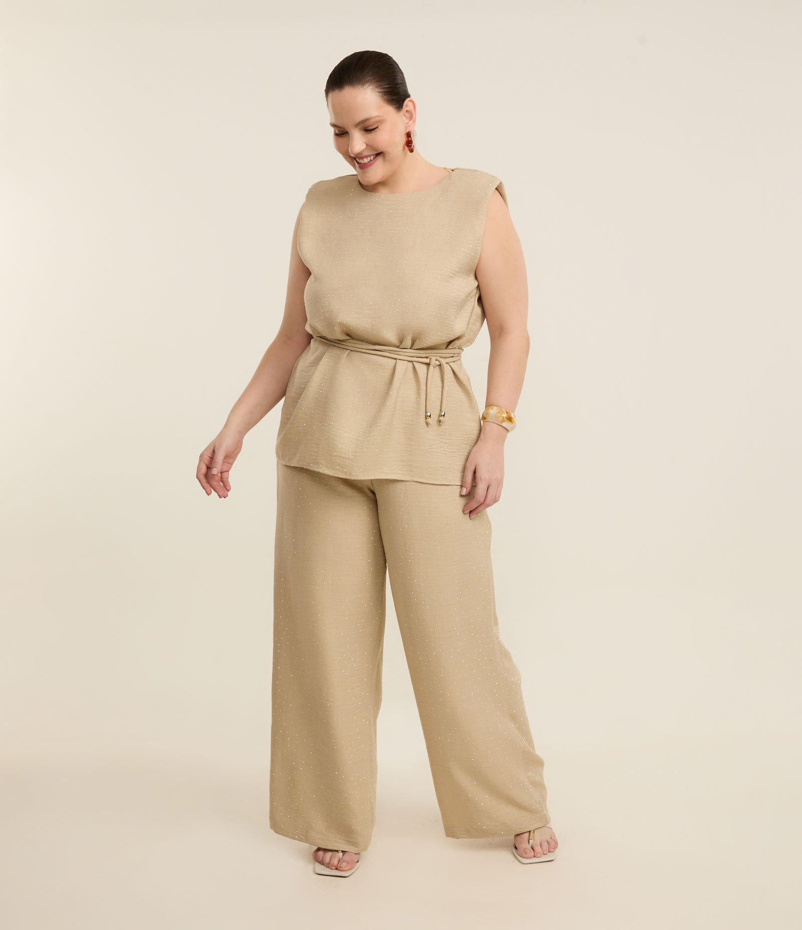 Calça Pantalona em Crepe com Brilhos Curve & Plus Size Bege 1