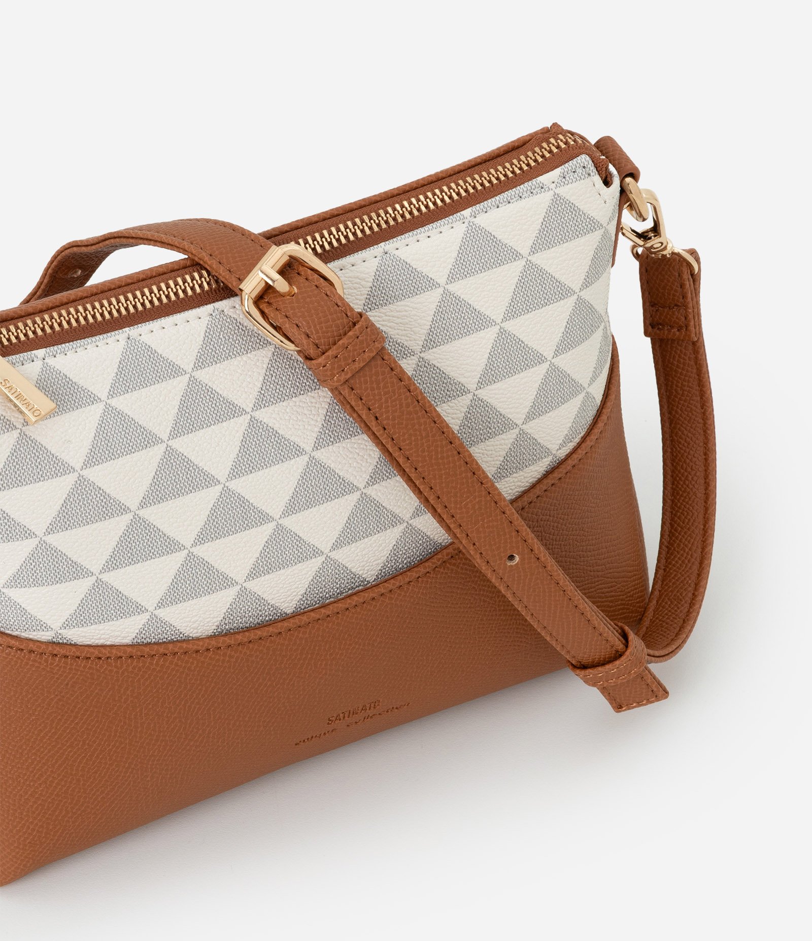 Bolsa Transversal Pequena com Estampa Triangular e Detalhes Contrastantes Off White-AC 5