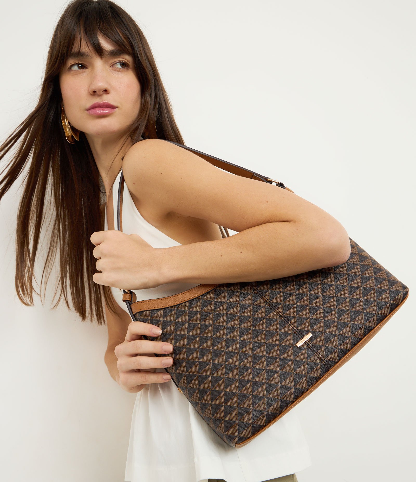 Bolsa Shoulder Média com Estampa Triangular Marrom 1