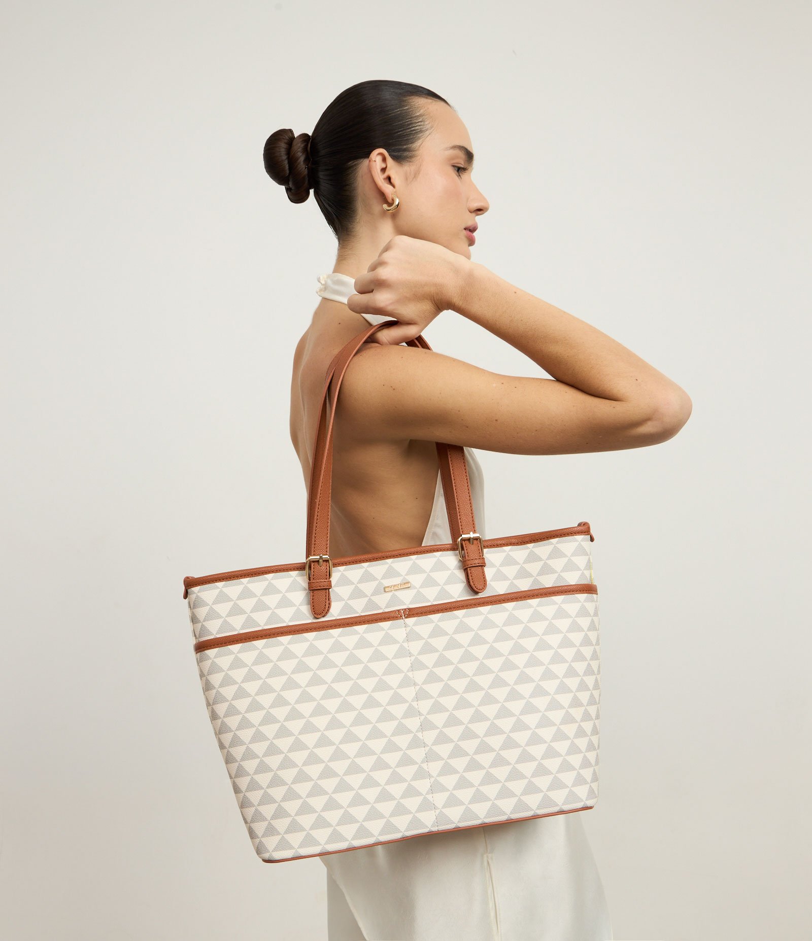 Bolsa Shopper em PU com Estampa em Triângulo Off White 7