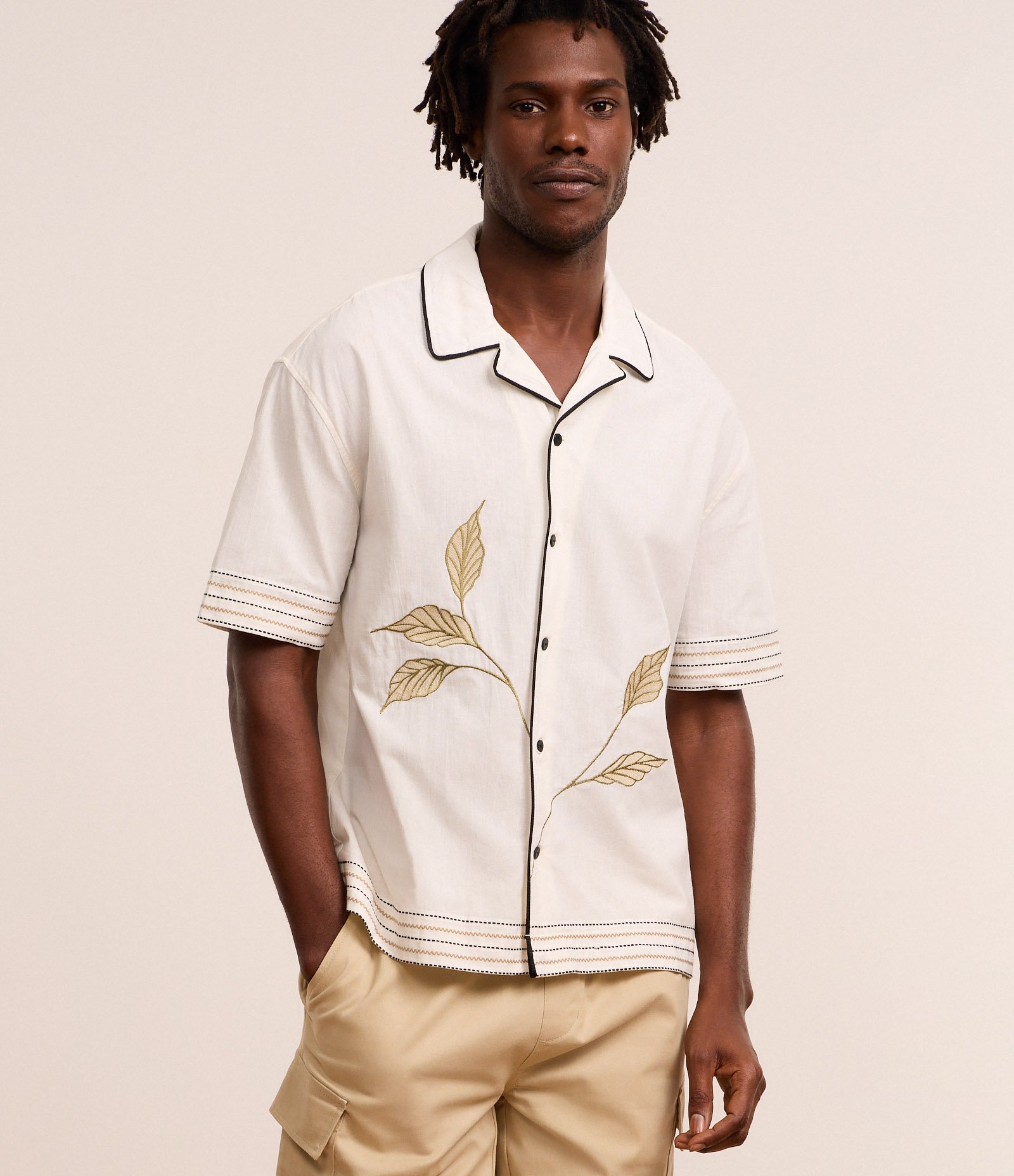 Camisa Boxy em Tricoline com Estampa de Folhagens e Detalhes Contrastantes Bege 1