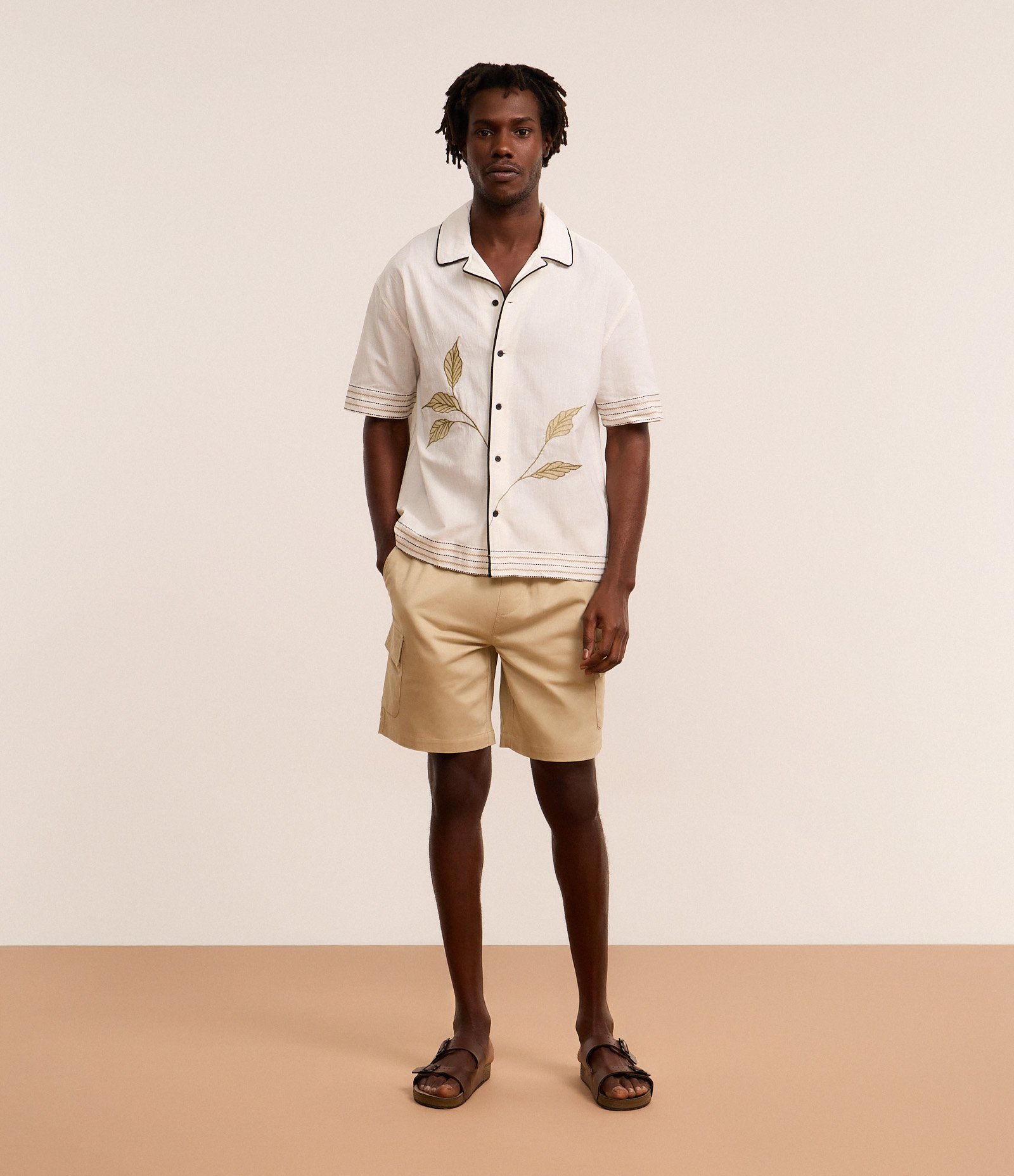 Camisa Boxy em Tricoline com Estampa de Folhagens e Detalhes Contrastantes Bege 2