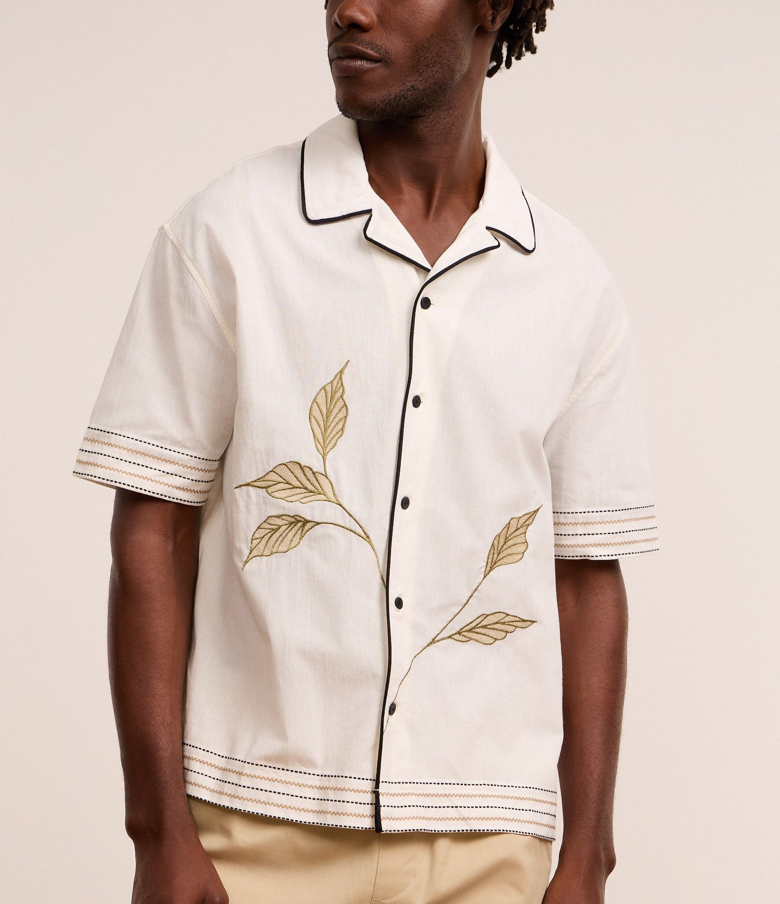 Camisa Boxy em Tricoline com Estampa de Folhagens e Detalhes Contrastantes Bege 3