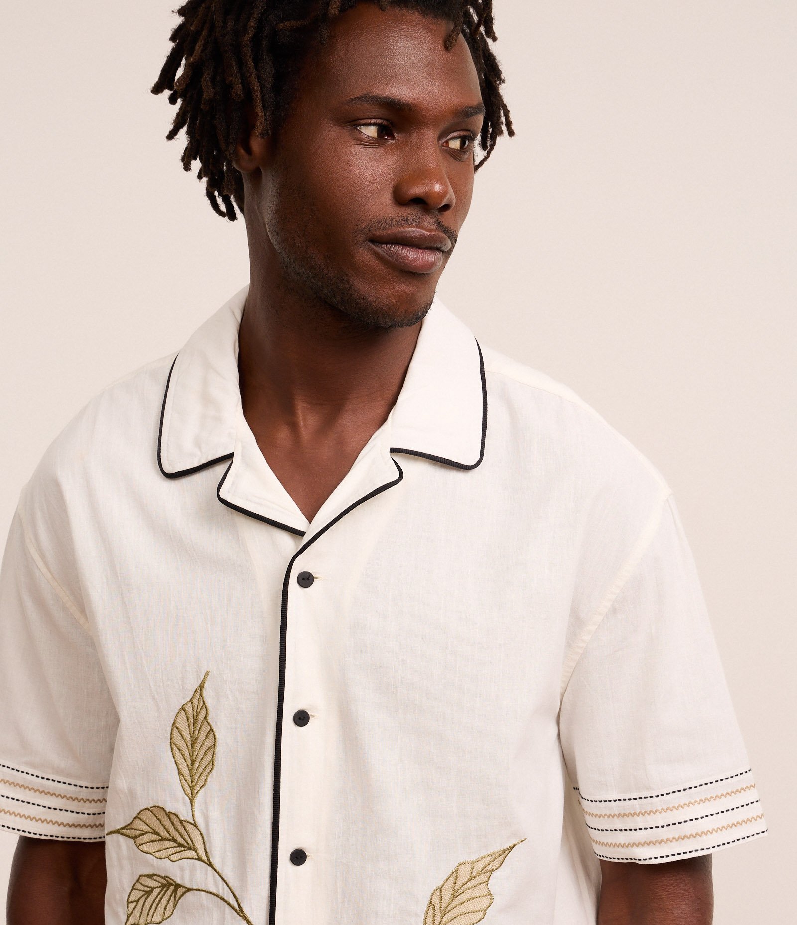 Camisa Boxy em Tricoline com Estampa de Folhagens e Detalhes Contrastantes Bege 4