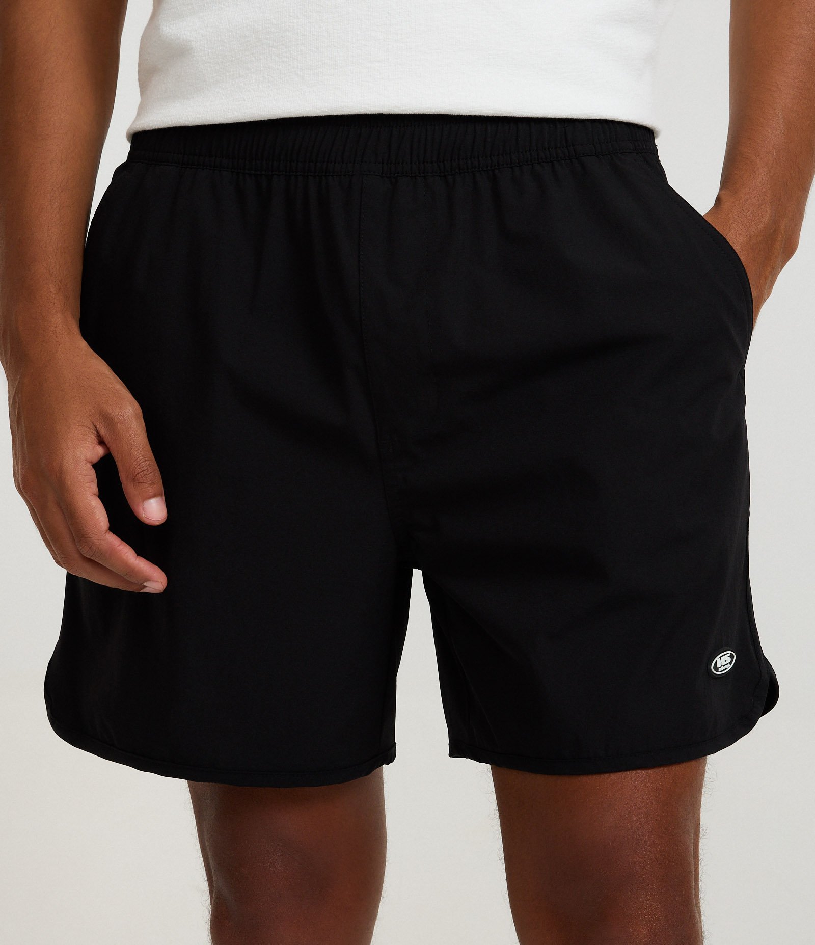 Bermuda Tecnológica Lisa com Barra Arredondada Preto 2