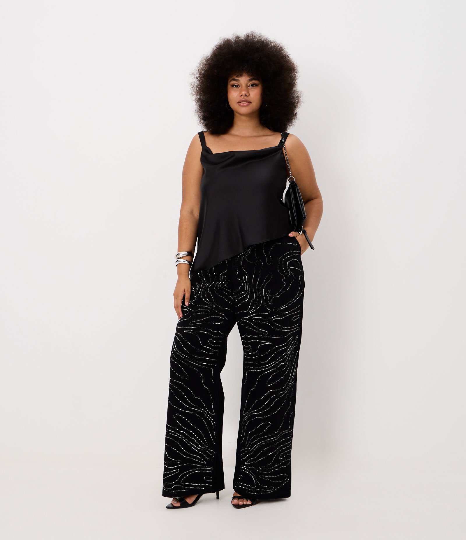 Calça Wide Leg em Sarja com Brilhos Frontais Curve & Plus Size Preto 2