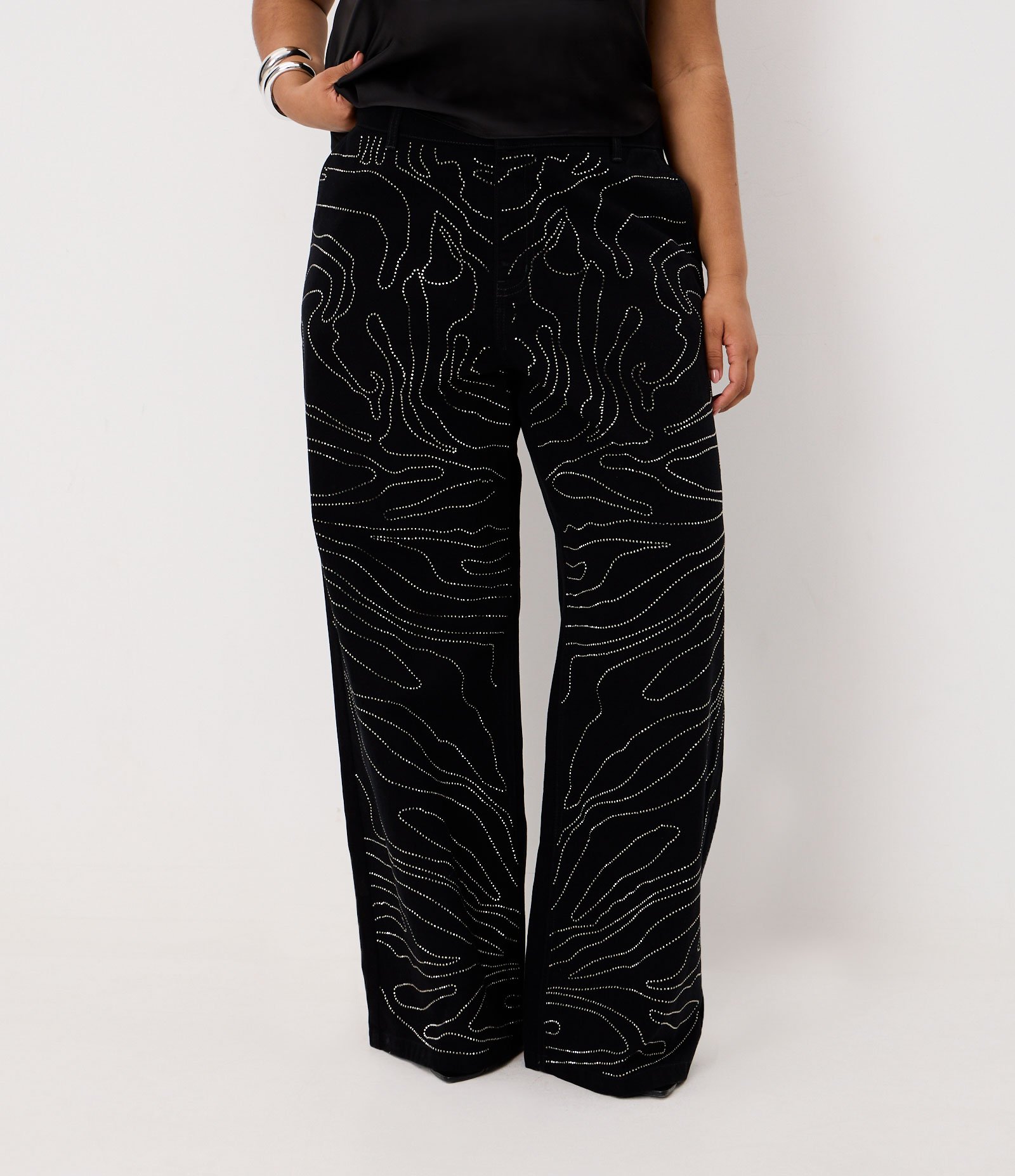 Calça Wide Leg em Sarja com Brilhos Frontais Curve & Plus Size Preto 3