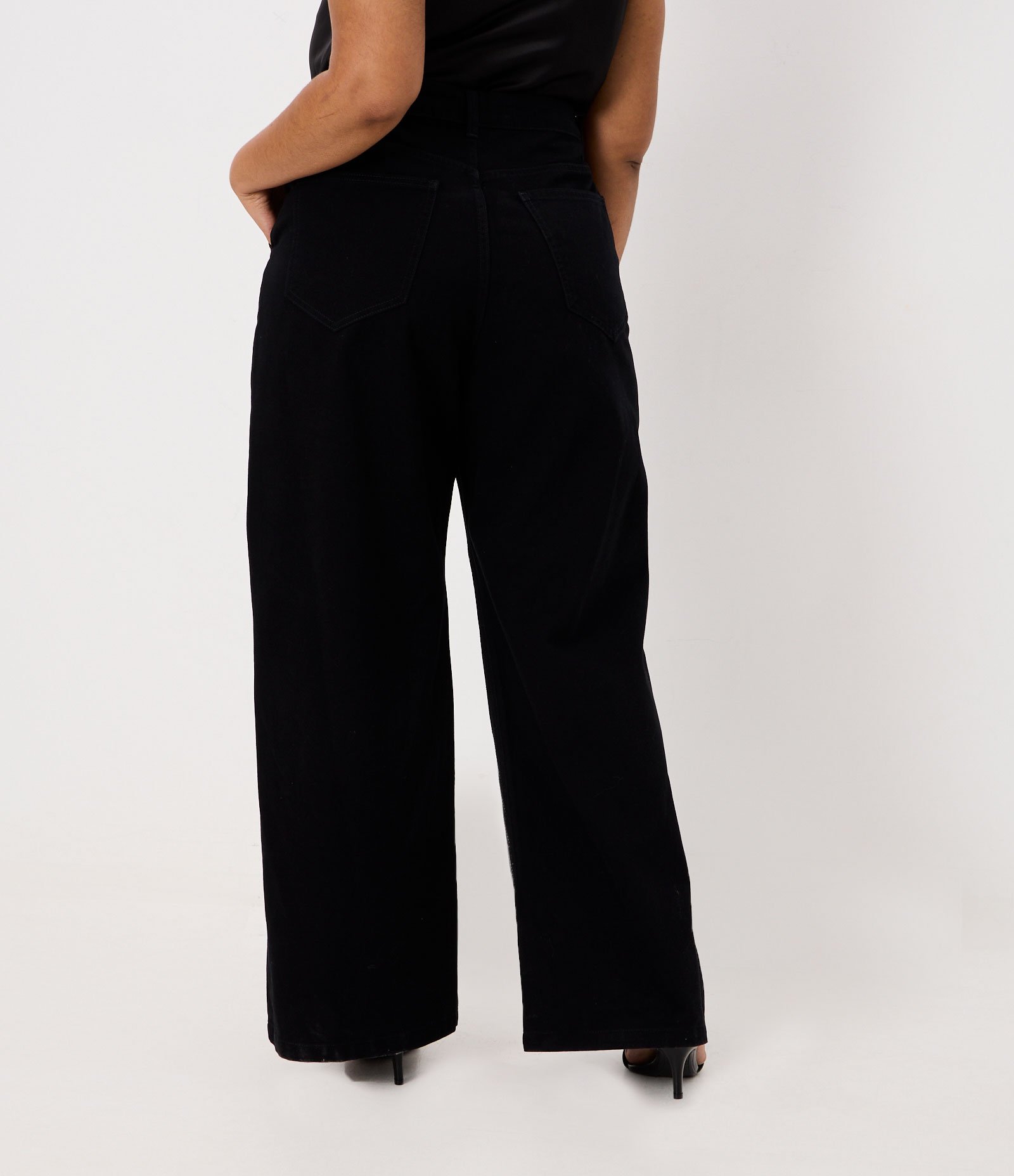 Calça Wide Leg em Sarja com Brilhos Frontais Curve & Plus Size Preto 5