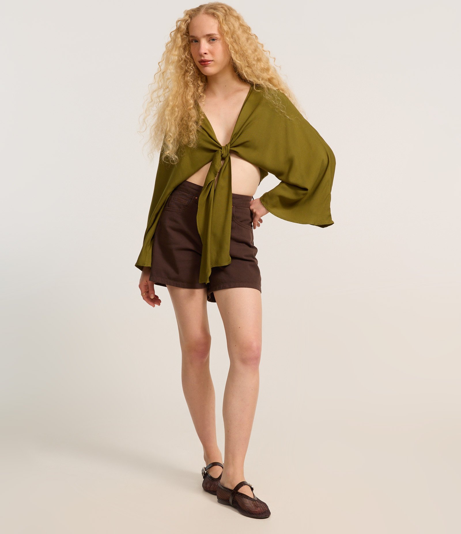 Blusa Cropped em Twill com Amarração Frontal e Manga Ampla Verde 2