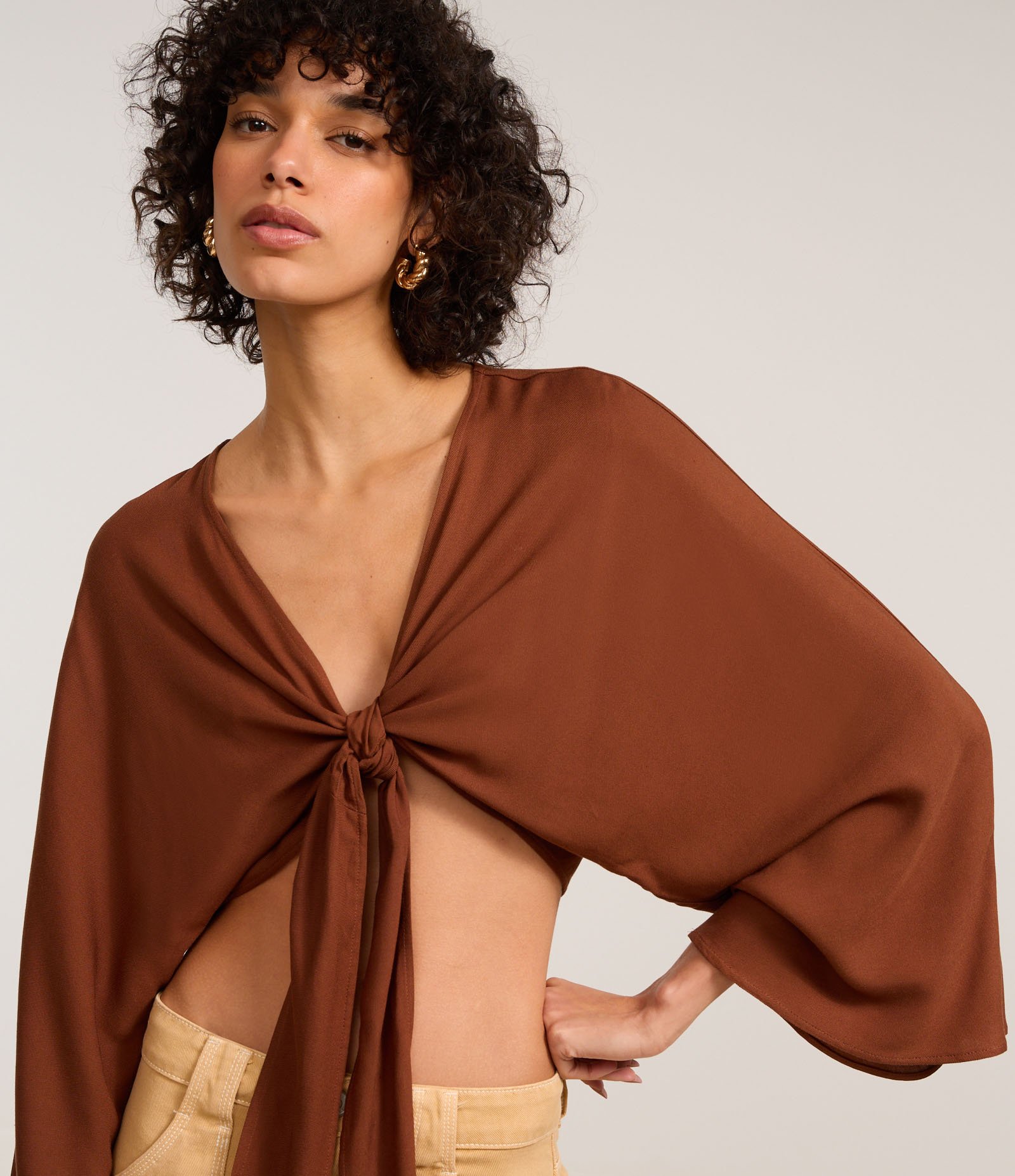 Blusa Cropped em Viscose Twill com Amarração e Manga Ampla Marrom 1