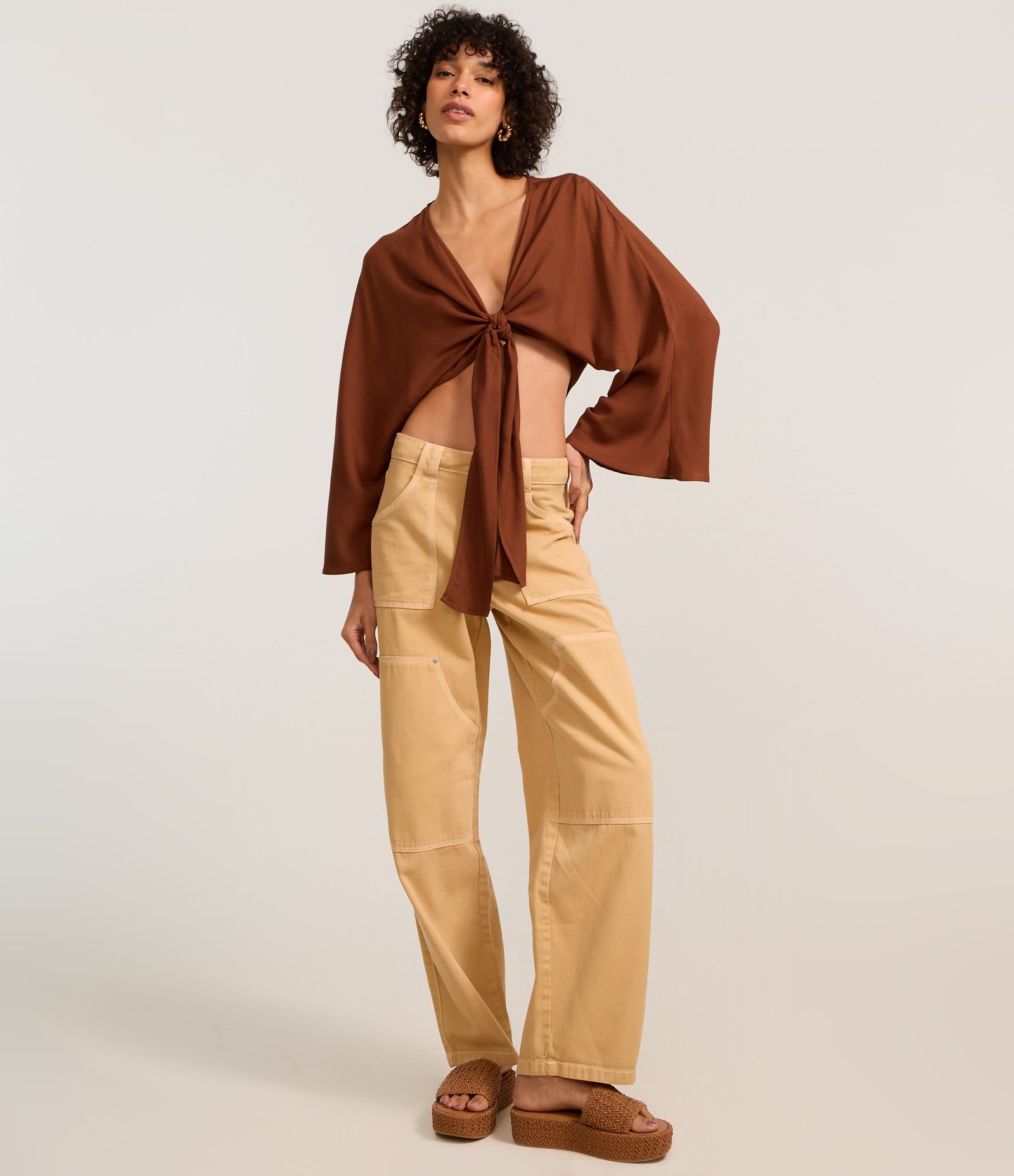 Blusa Cropped em Viscose Twill com Amarração e Manga Ampla Marrom 2
