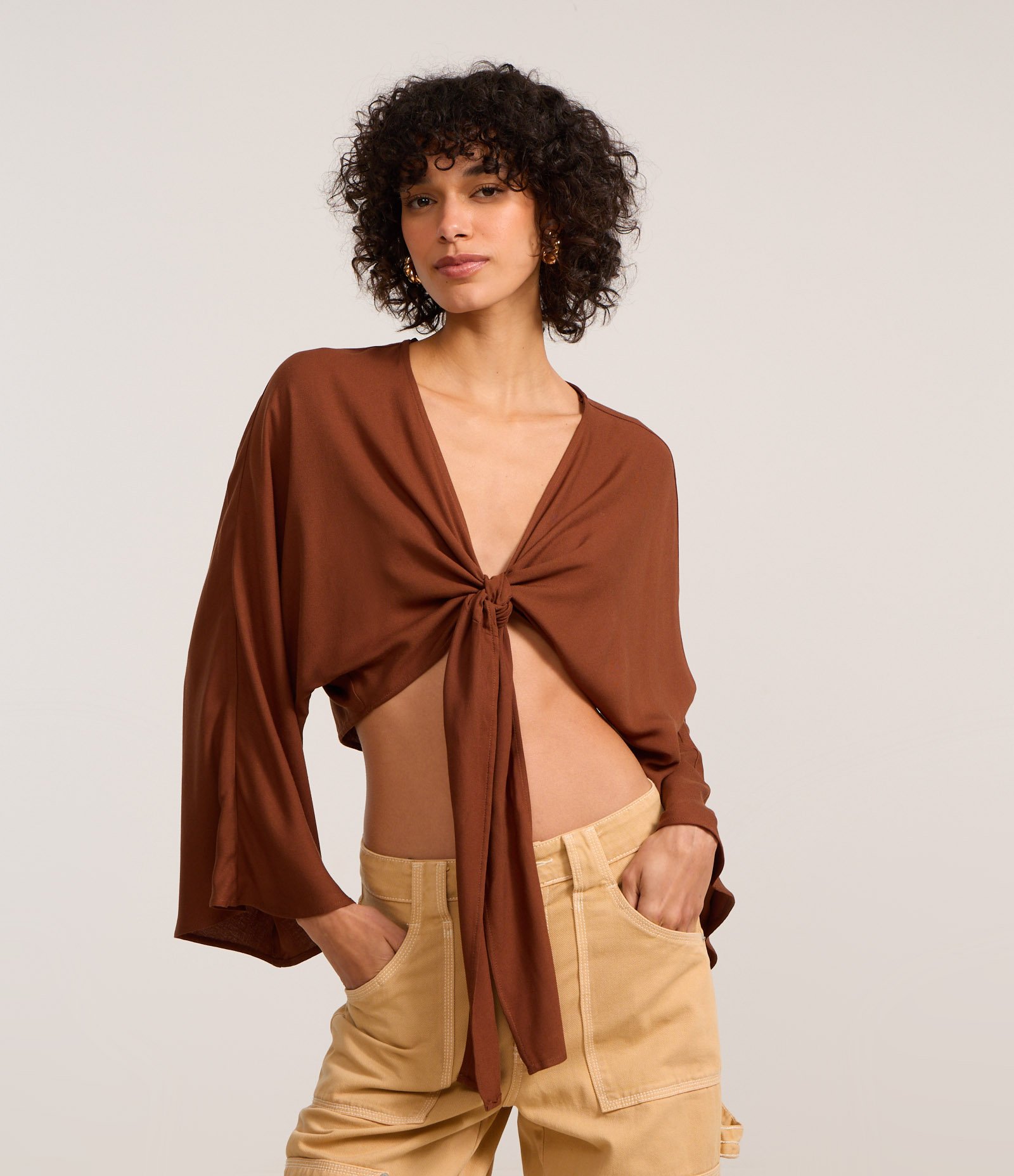 Blusa Cropped em Viscose Twill com Amarração e Manga Ampla Marrom 3