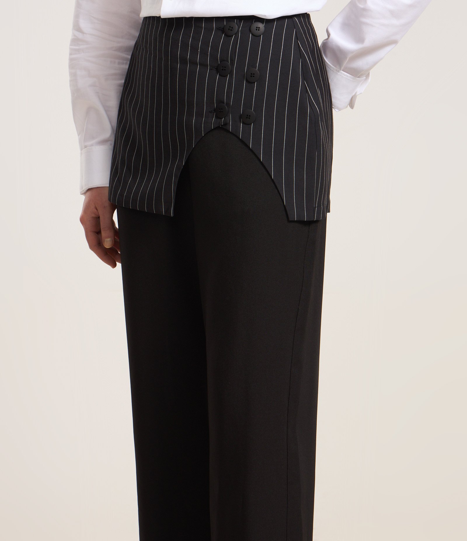 Saia para Sobreposição Alfaiataria com Risca de Giz Preto 3