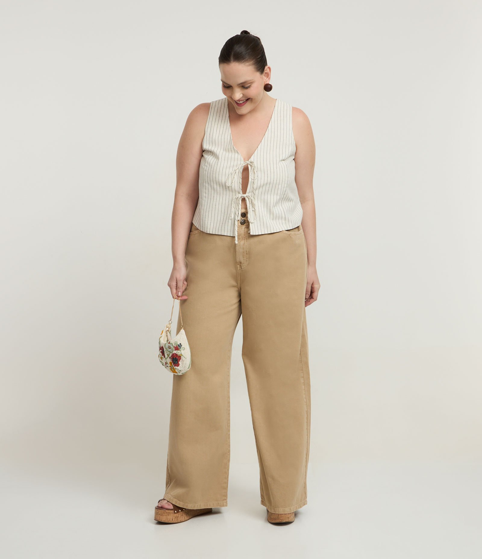 Calça Wide Leg em Sarja com Cós Clochard Curve & Plus Size Bege 1
