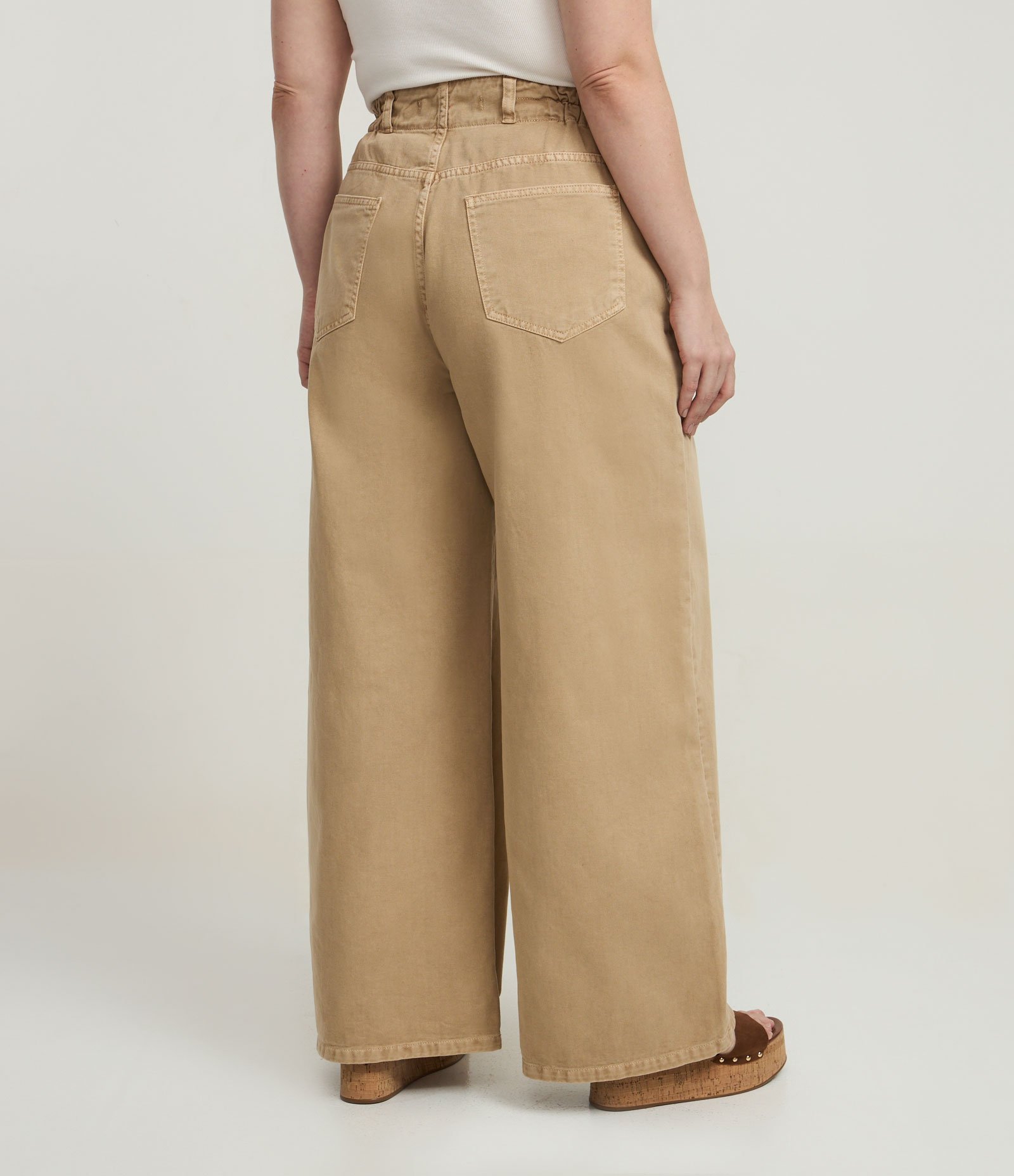 Calça Wide Leg em Sarja com Cós Clochard Curve & Plus Size Bege 4