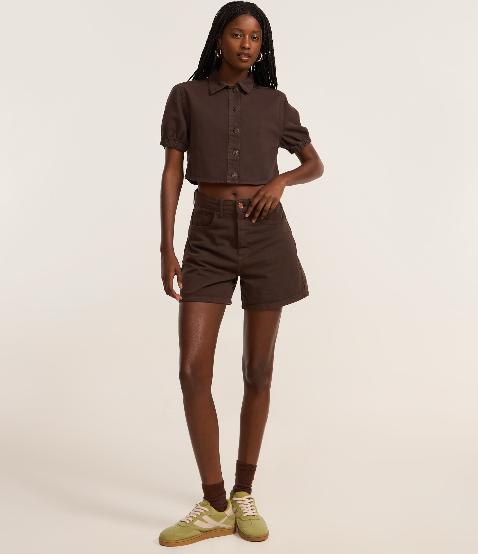Camisa Cropped em Sarja com Botões Frontais Marrom 2