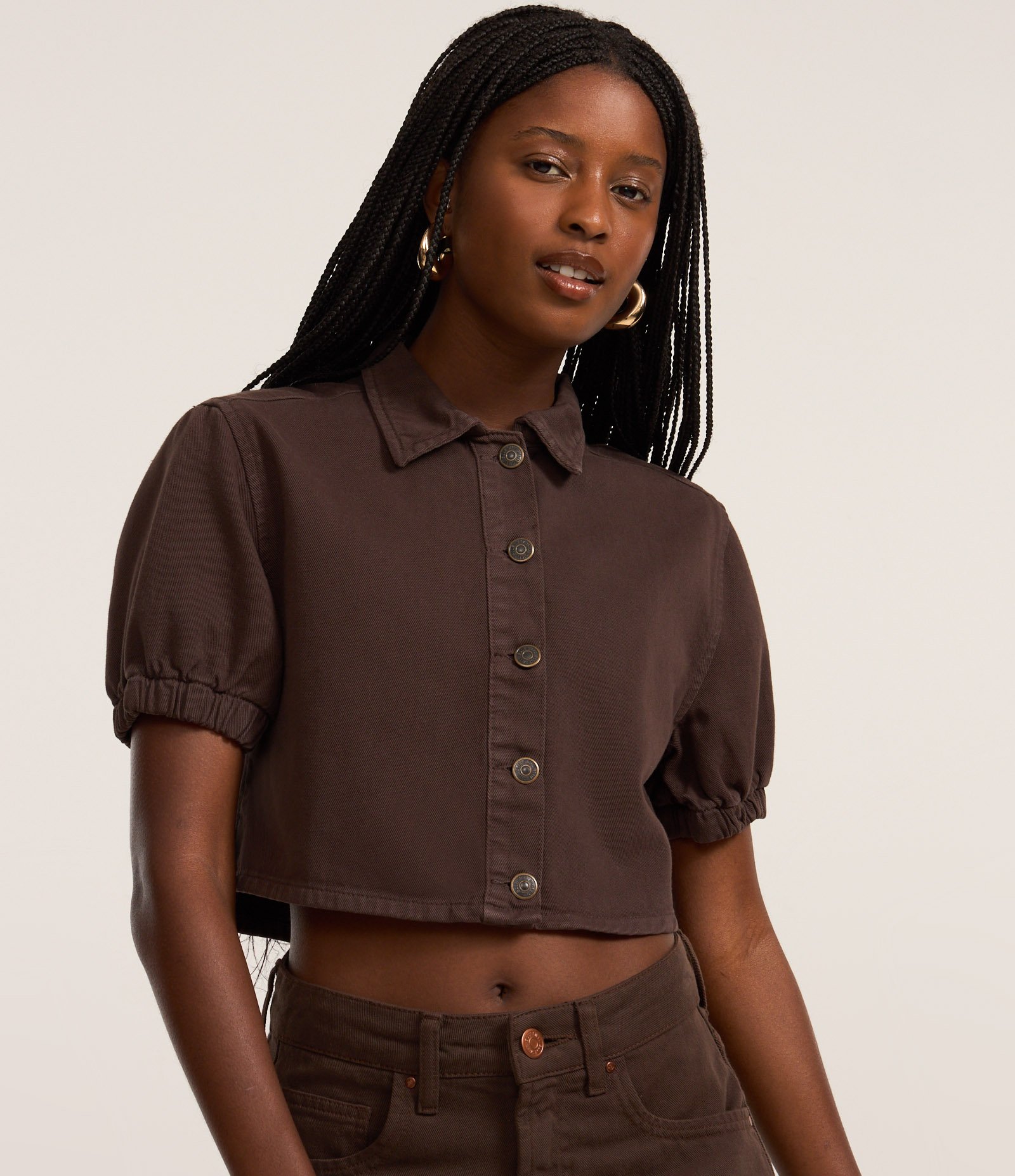 Camisa Cropped em Sarja com Botões Frontais Marrom 3