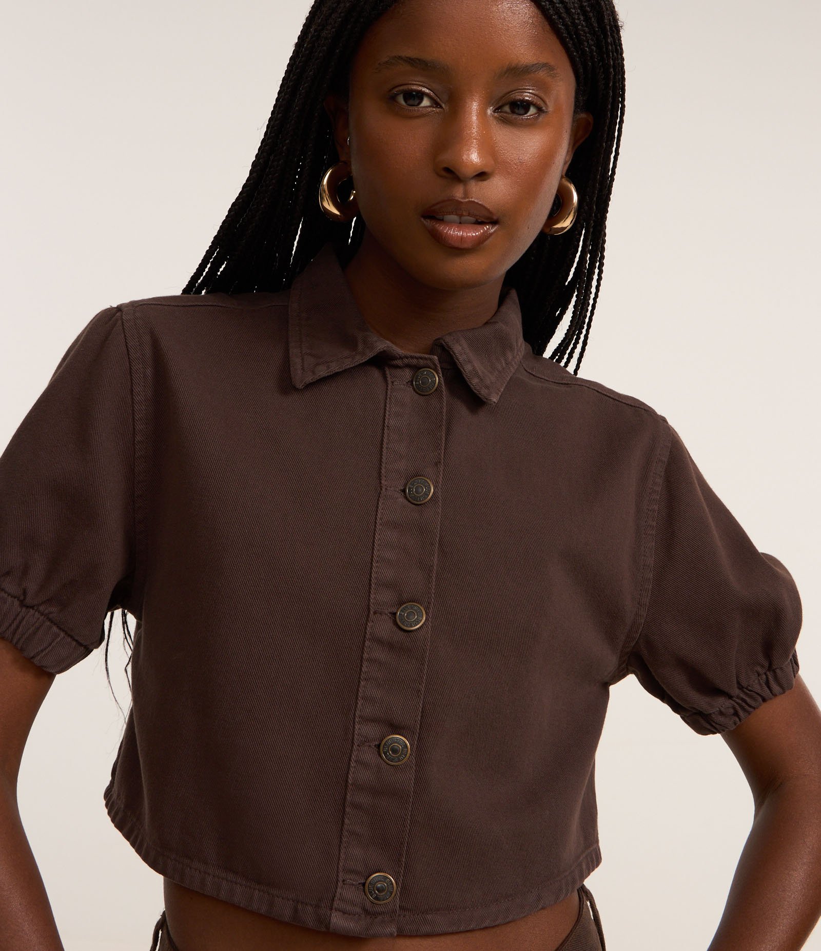 Camisa Cropped em Sarja com Botões Frontais Marrom 4