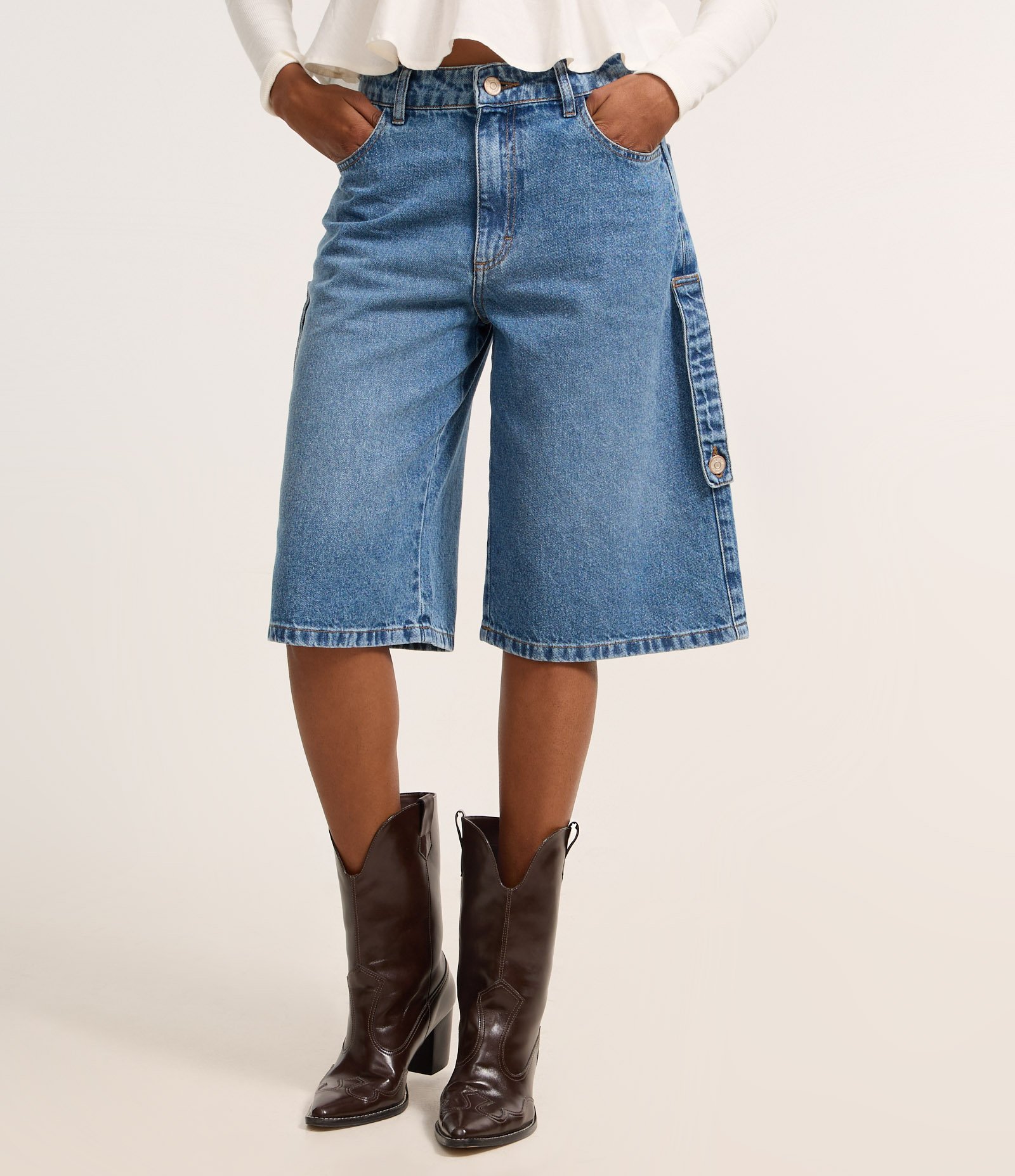 Bermuda Longa em Jeans com Cintura Baixa Azul 3