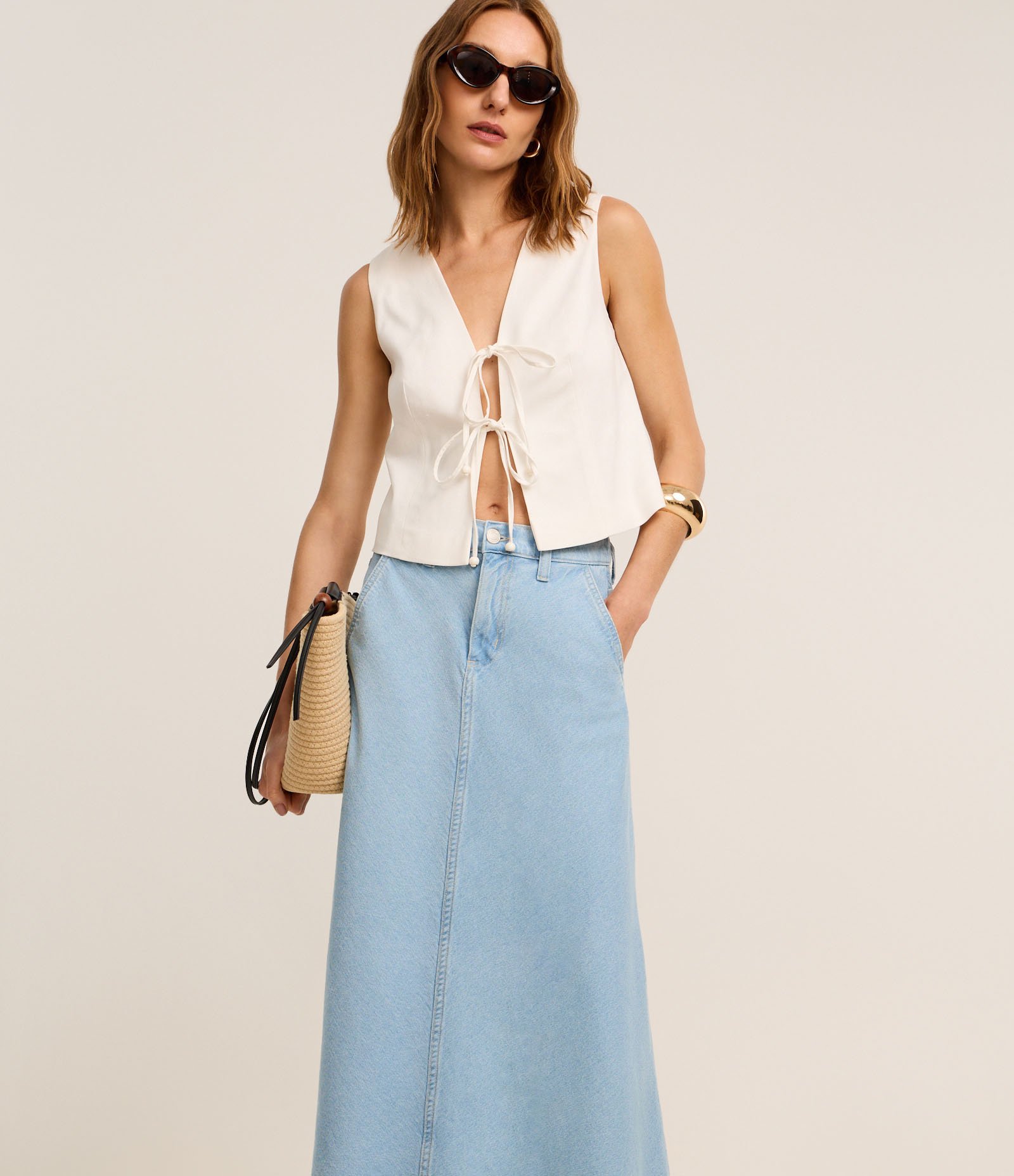 Saia Midi Evasê em Jeans com Recorte no Viés Azul Claro 2