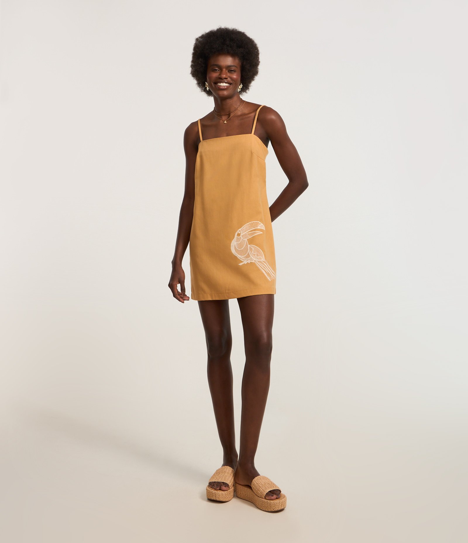 Vestido Curto em Viscose com Bordado Lateral de Tucano Amarelo 1