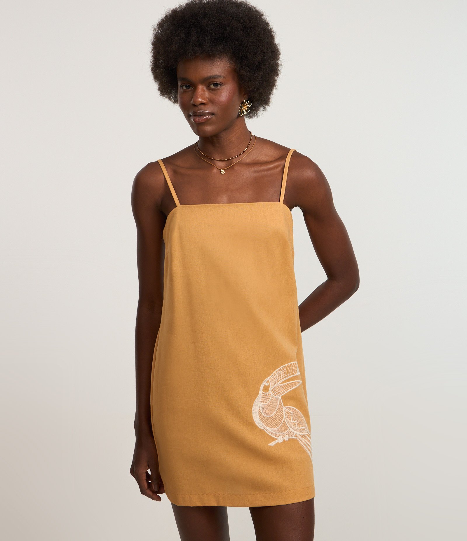 Vestido Curto em Viscose com Bordado Lateral de Tucano Amarelo 2