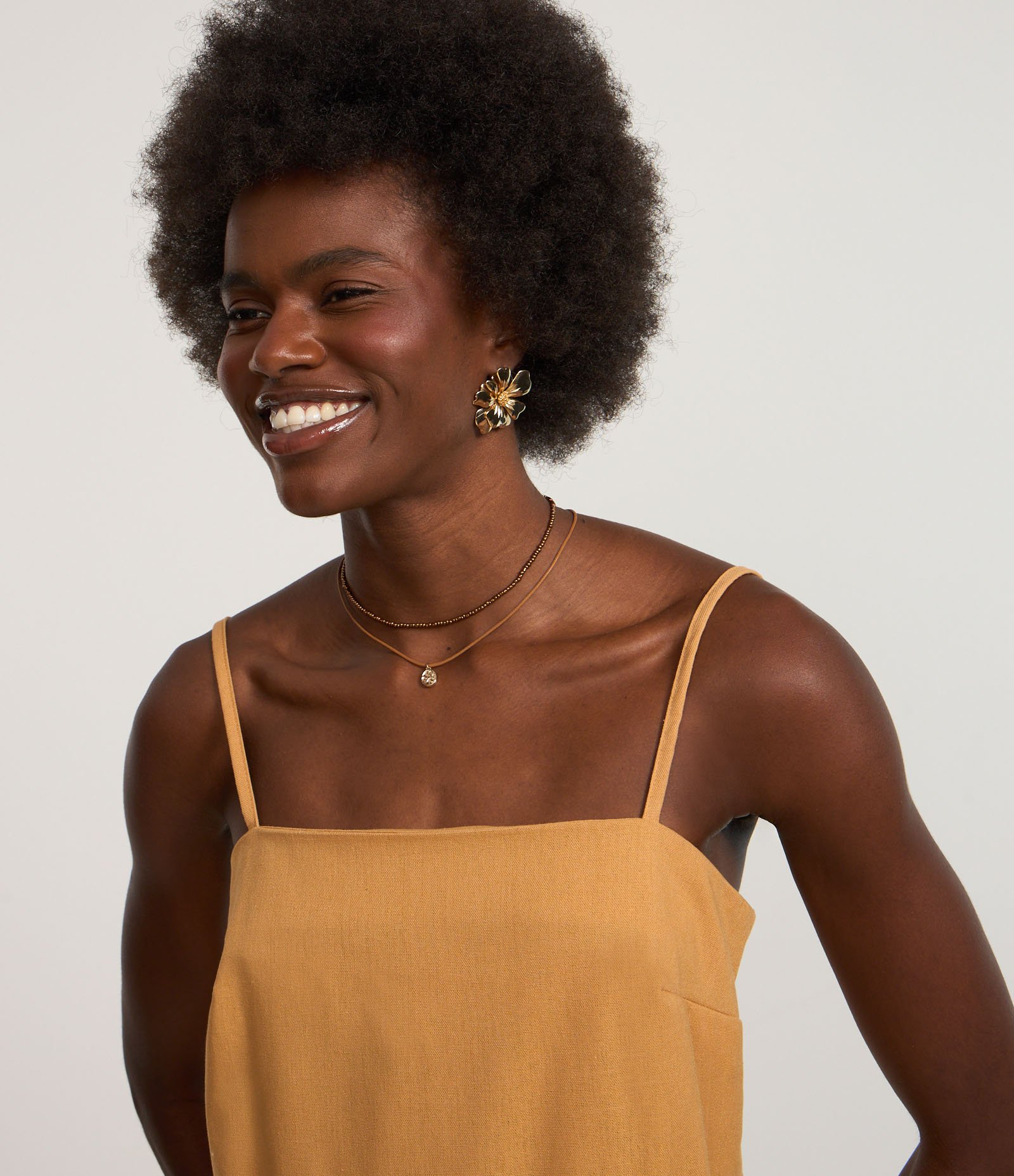 Vestido Curto em Viscose com Bordado Lateral de Tucano Amarelo 3